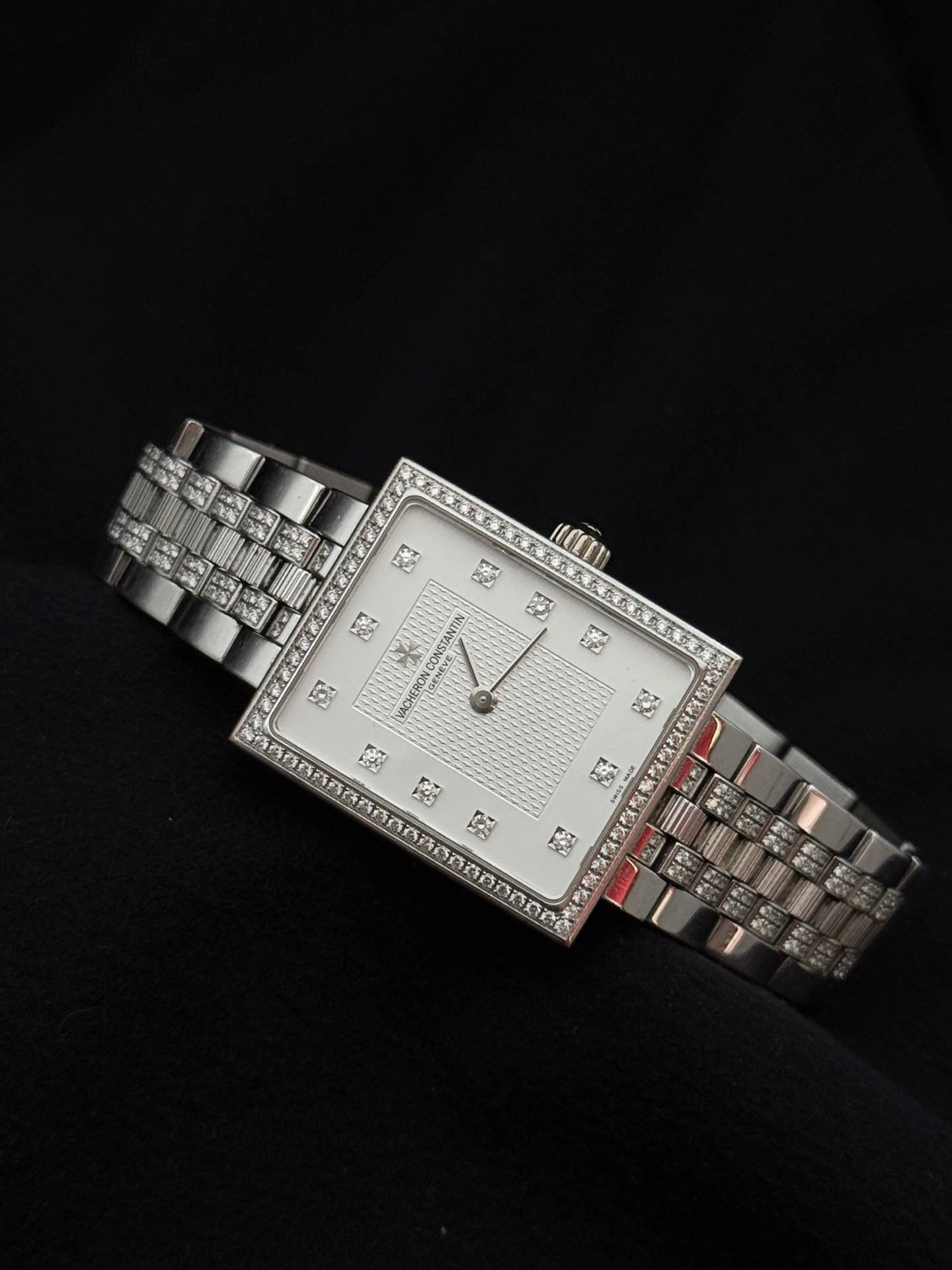 江诗丹顿 Vacheron Constantin 25591/Q03G-9760 18K白金镶钻 26x31毫米 石英女表 2015年证书
