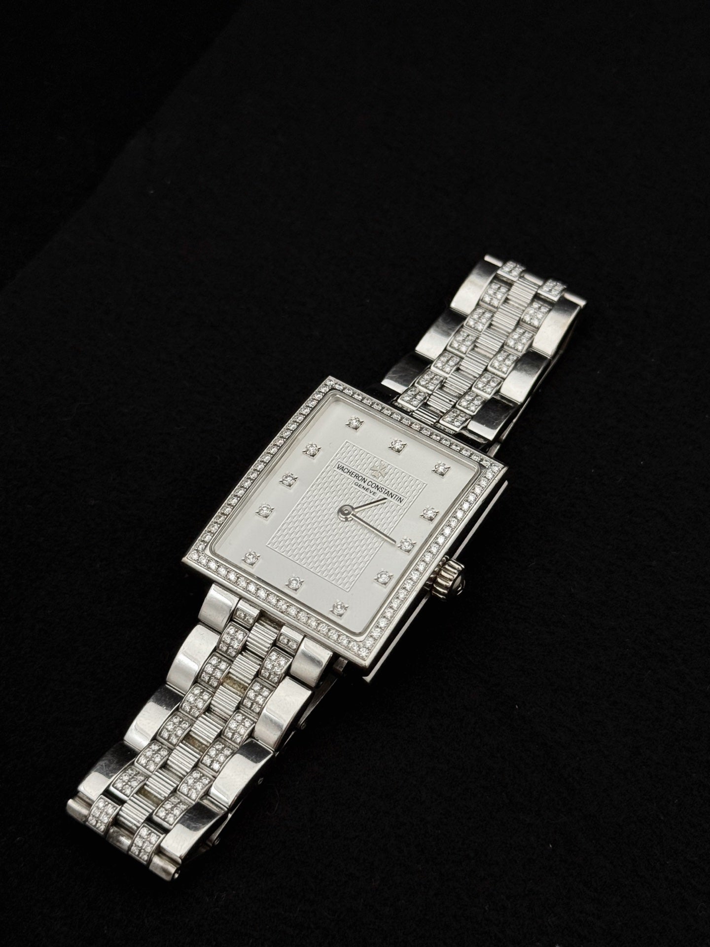 江诗丹顿 Vacheron Constantin 25591/Q03G-9760 18K白金镶钻 26x31毫米 石英女表 2015年证书