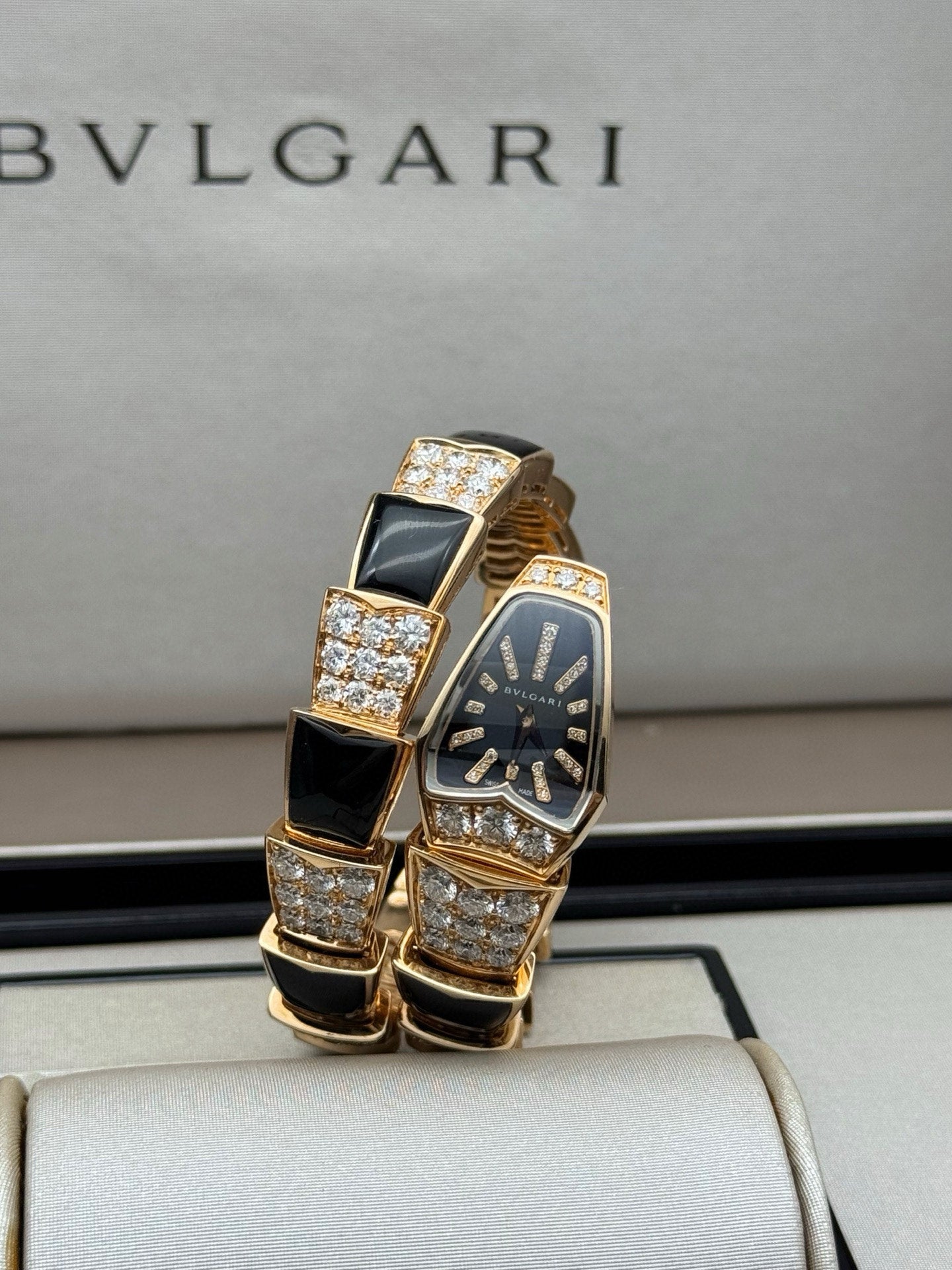 Bulgari Serpenti series 101790 26mm 18K rose gold diamond-set ladies' watch, 99% new.