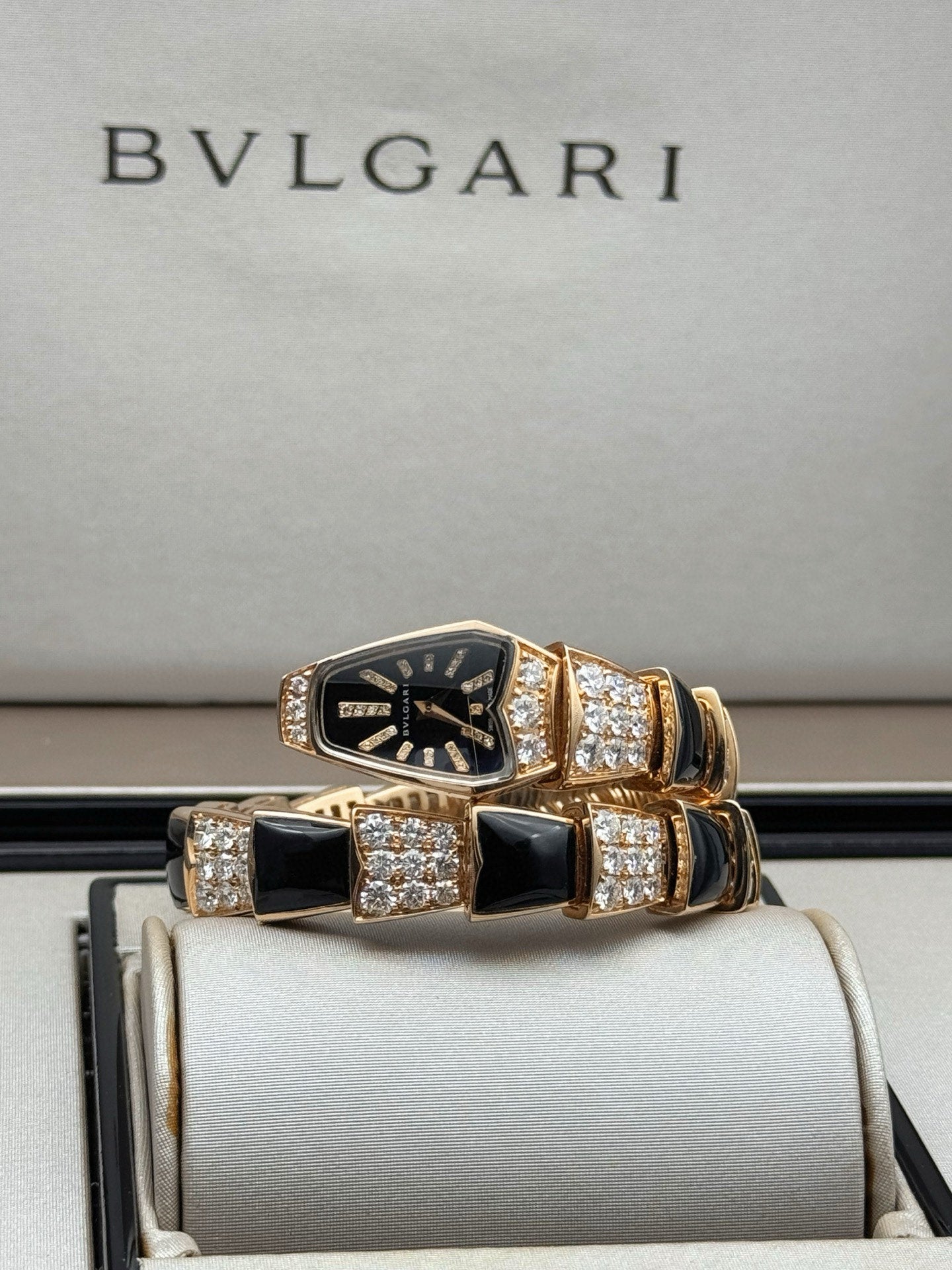 Bulgari Serpenti series 101790 26mm 18K rose gold diamond-set ladies' watch, 99% new.