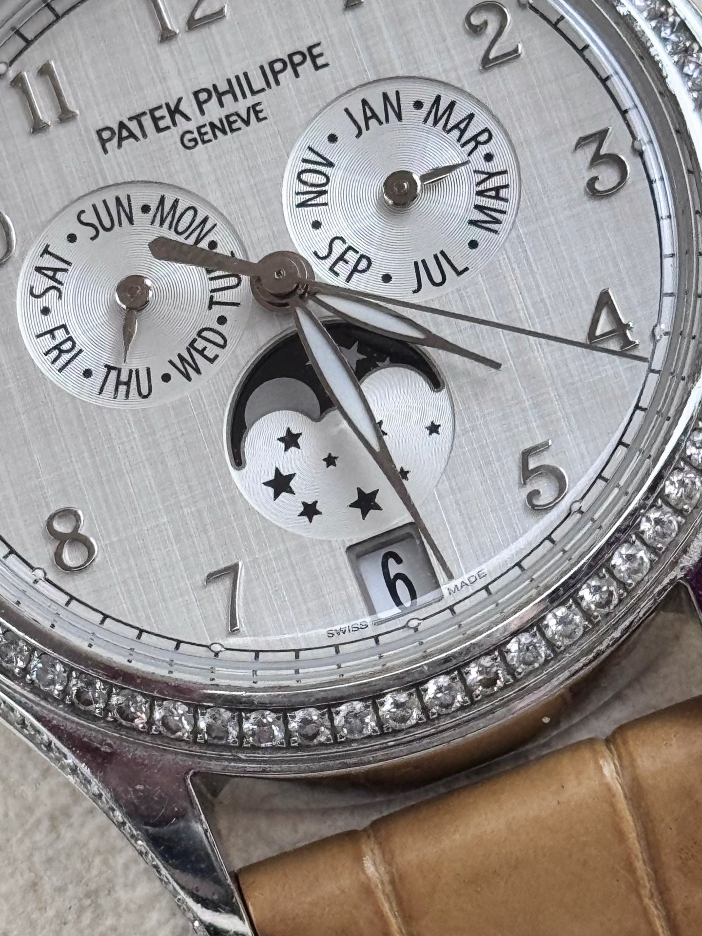 百达翡丽 Patek Philippe 复杂功能时计系列 4947G-010 18K白金镶钻 38毫米 年历月相 98新单表
