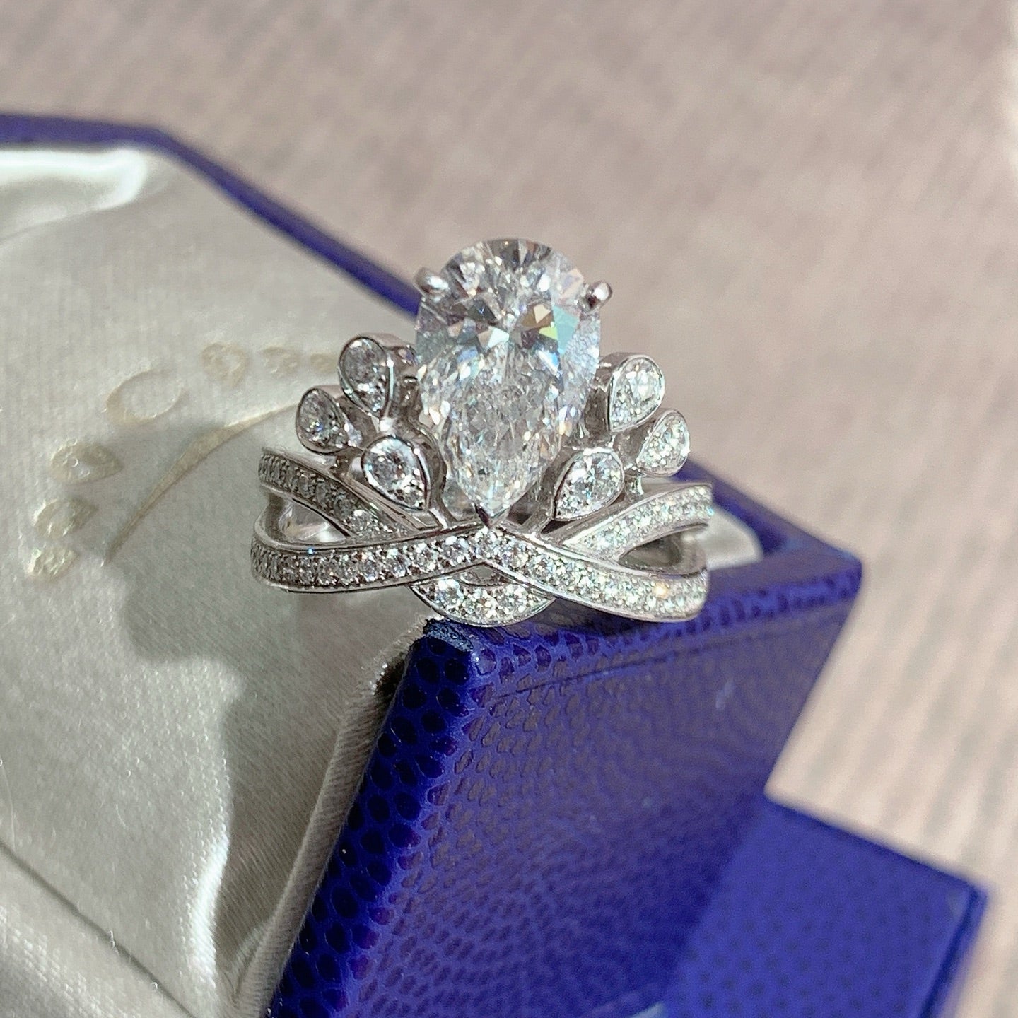 Chaumet Josephine Heron Collection 2.01-carat pear-shaped diamond ring, E color, VVS2, size 50, 2022, complete set in stock.