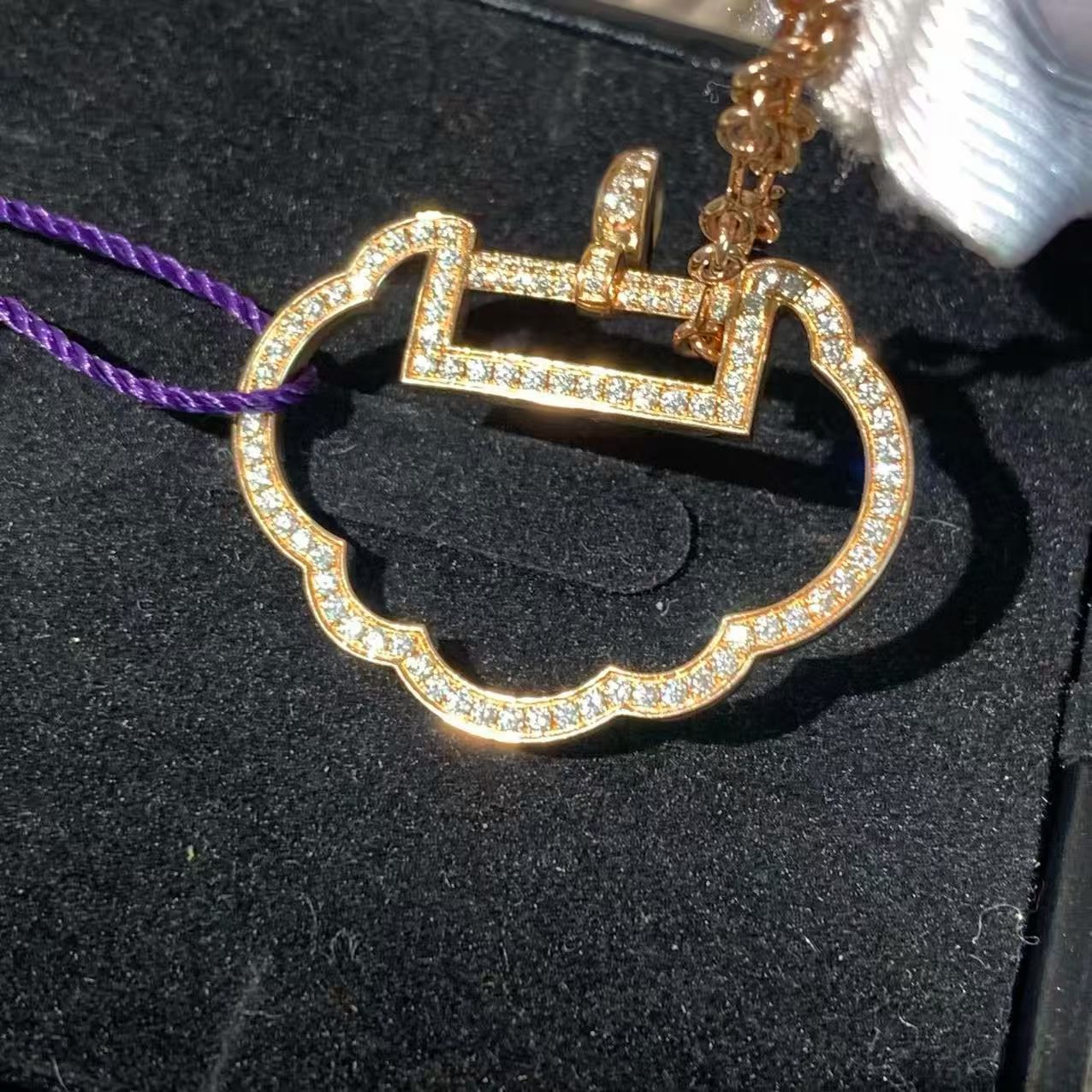 Qeelin Yu Yi series 18K rose gold full diamond large Ruyi lock necklace with bamboo chain, 2023 complete set in stock.