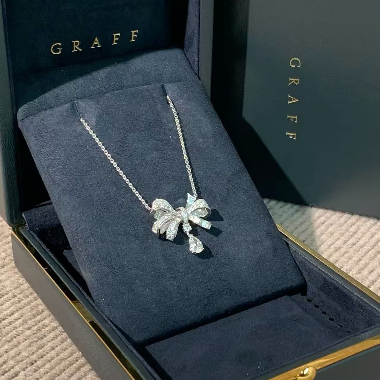 Graff Tilda's Bow Collection 18K White Gold Full Diamond Bow Necklace, 0.7-carat teardrop-shaped main diamond, 2023 complete set.