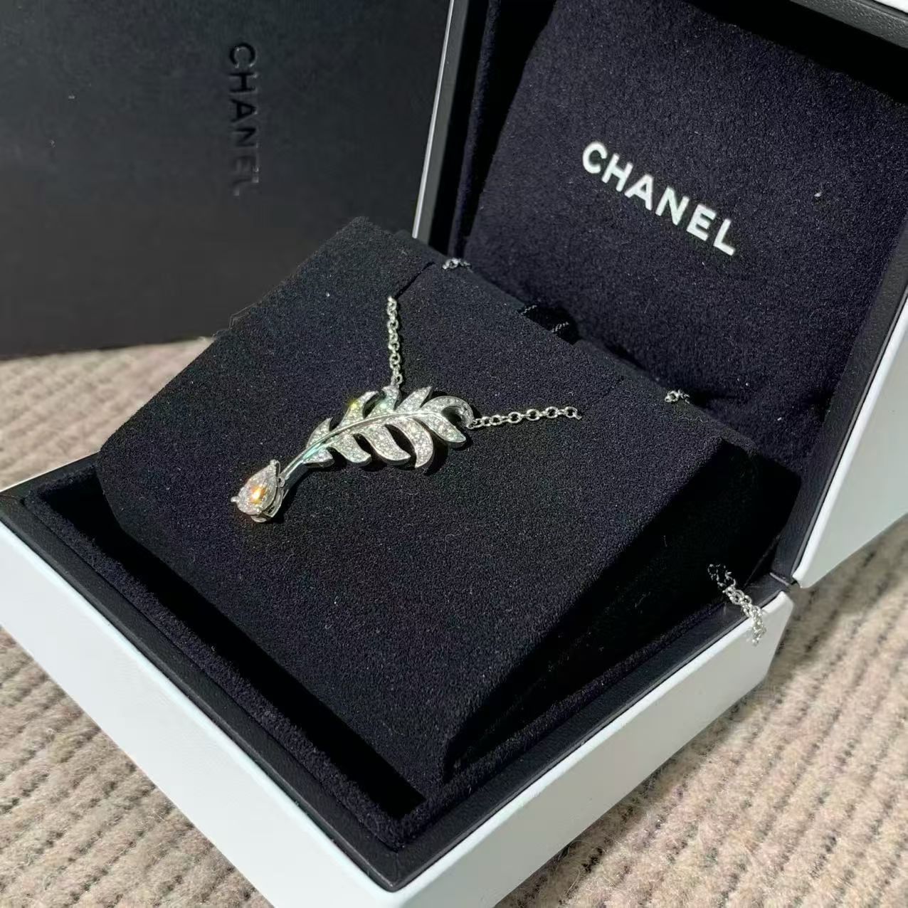 Chanel Plume de Chanel Feather Collection 18K White Gold Full Diamond Necklace 0.5ct D Color VVS2 2021 Full Set