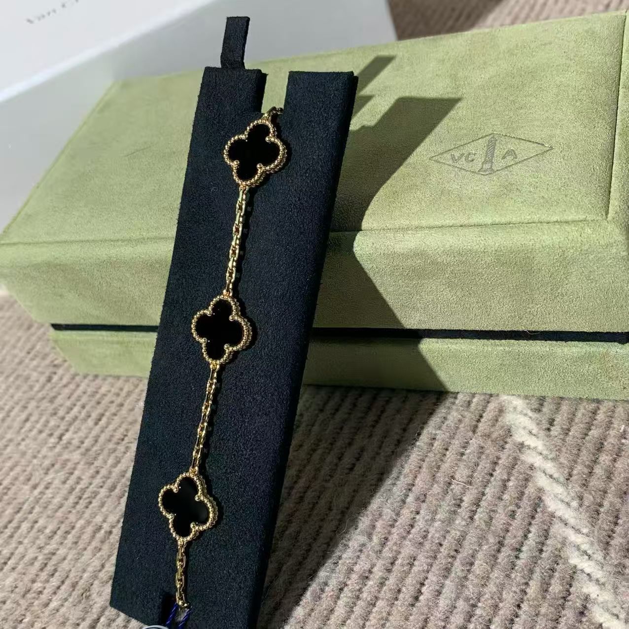 VCA Vintage Alhambra Black Onyx Five-Flower Bracelet in 18K Gold, 2023 Complete Set, Premium Quality, In Stock