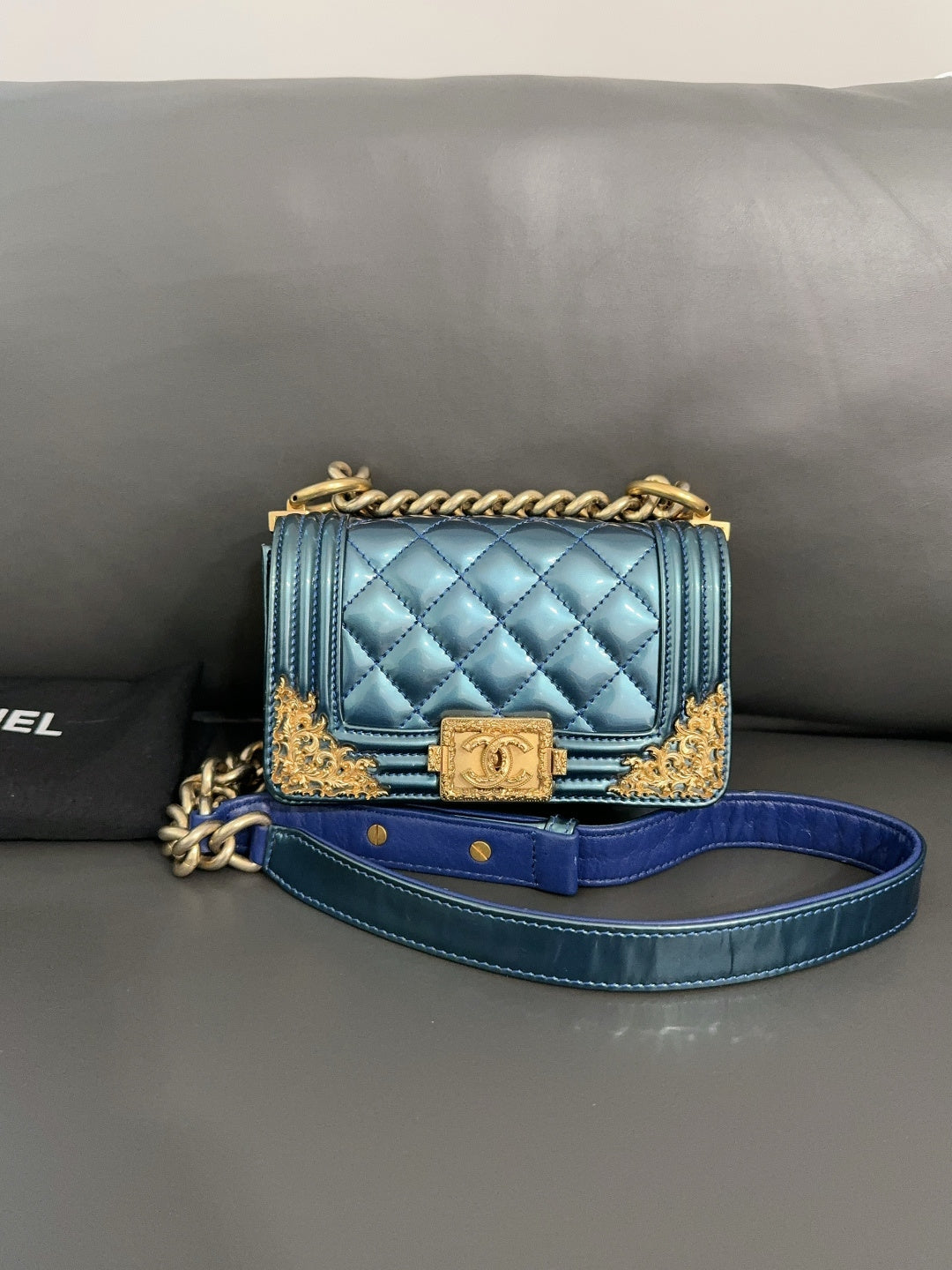 ✦ 香奈儿 Chanel Le Boy Mini 凡尔赛宫廷限量版 漆皮蓝 鎏金浮雕 (全球限量100只)