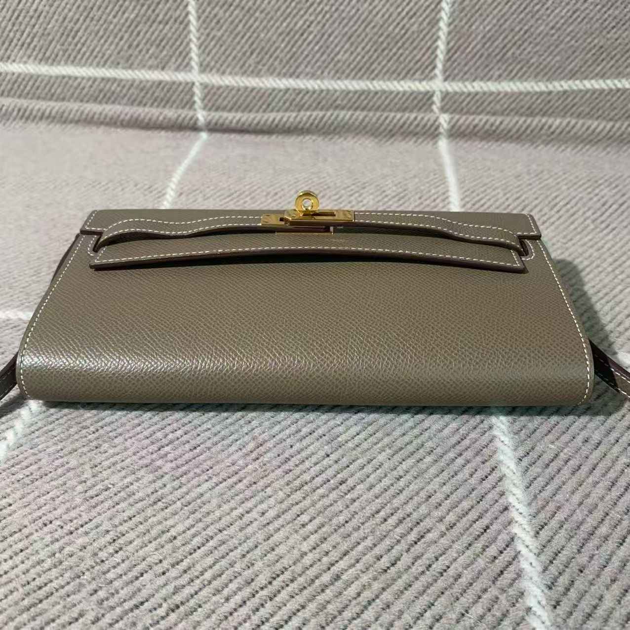 ✦ Hermès Kelly Wallet To Go, Elephant Grey Epsom Leather with Gold Buckle and Z Engraving (Classic Elephant Grey)