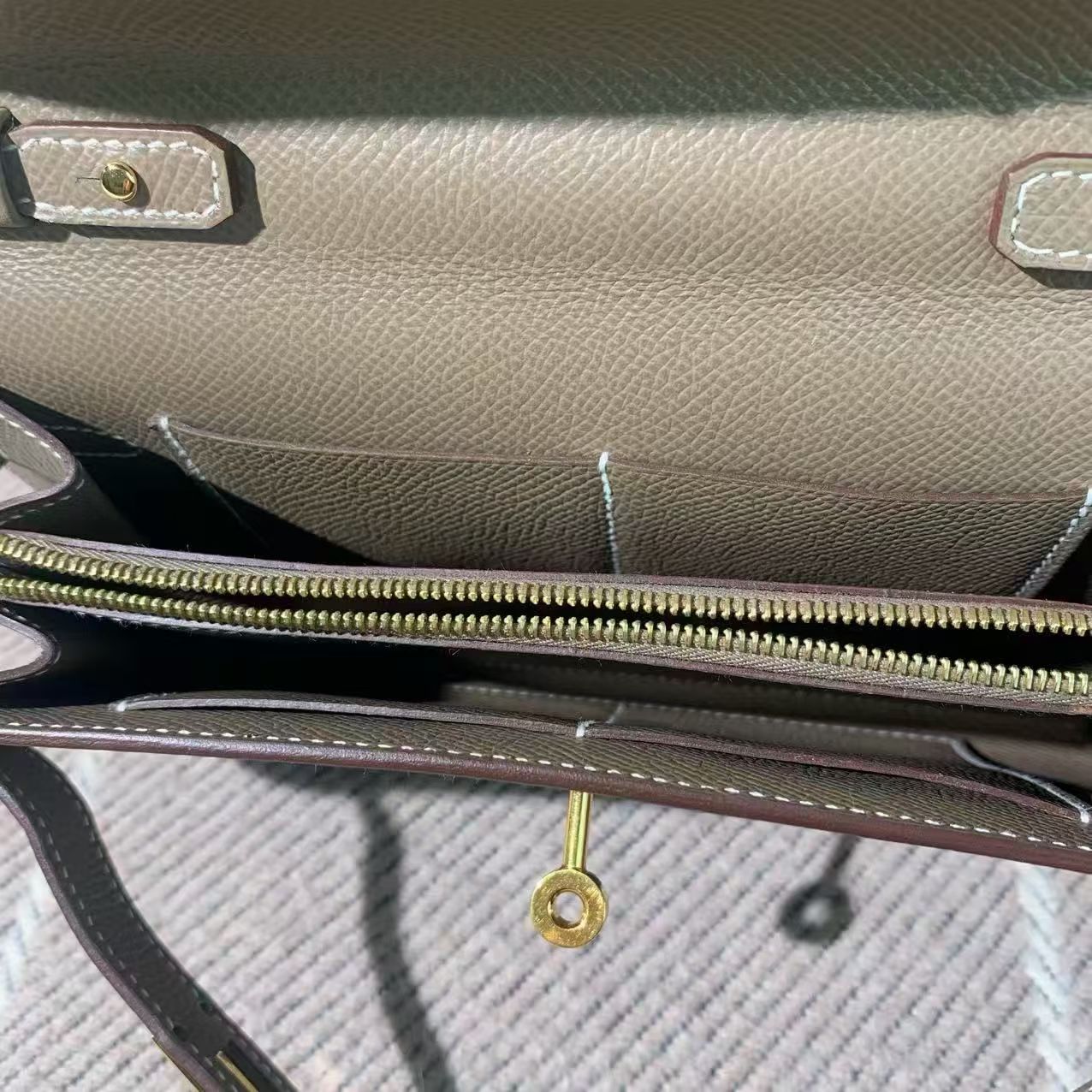 ✦ Hermès Kelly Wallet To Go, Elephant Grey Epsom Leather with Gold Buckle and Z Engraving (Classic Elephant Grey)