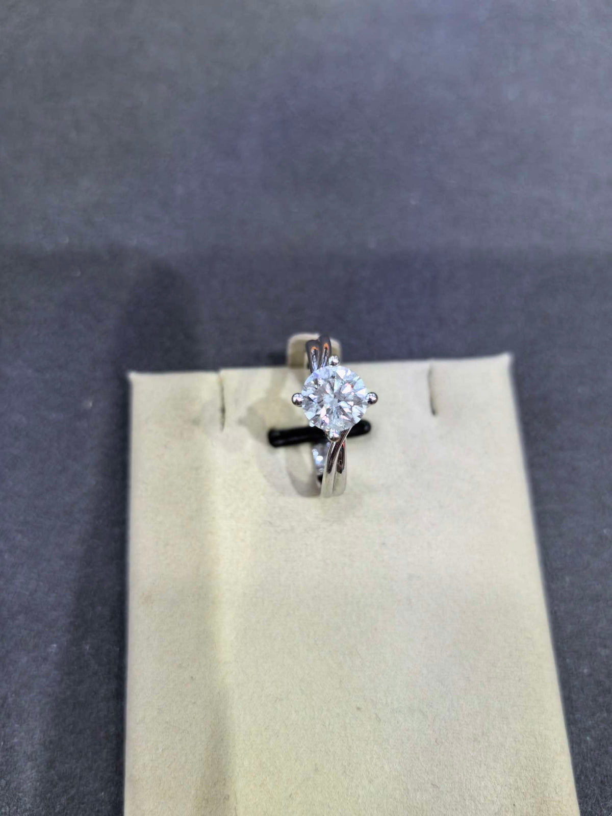 钻石戒指💍1.17克拉,F色,尺寸:6.82-6.85*4.14mm 极美现货