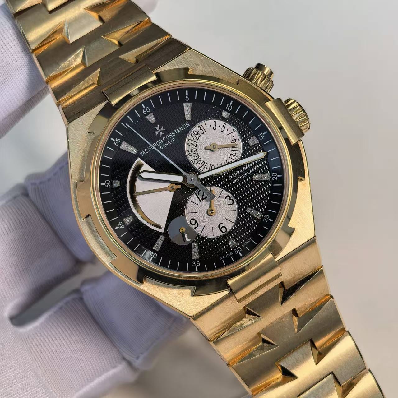 ✦ Vacheron Constantin Overseas 42mm 18K Rose Gold Panda Dial