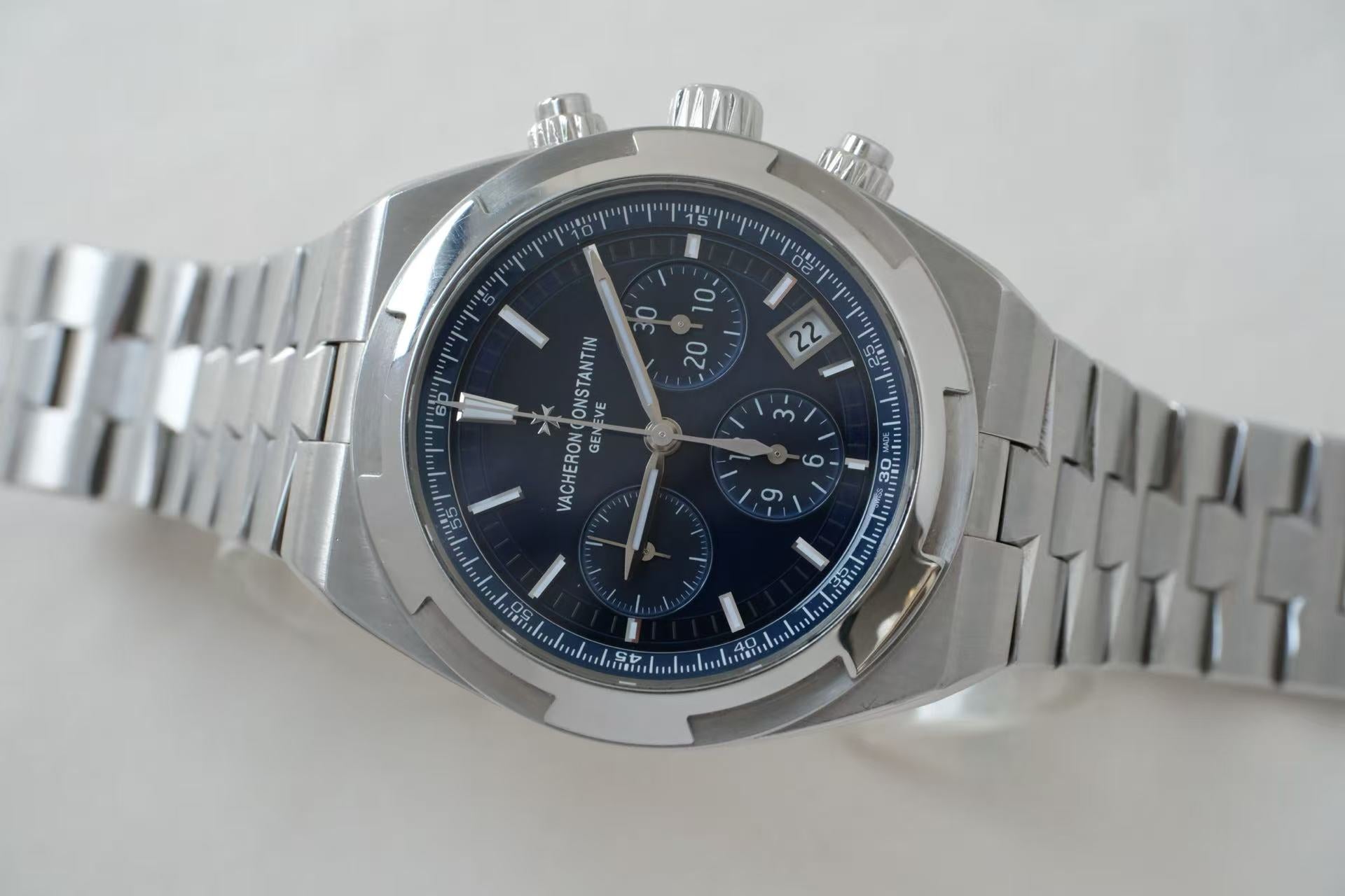 ✦ Vacheron Constantin Overseas 5500V 42.5mm Blue Dial Chronograph