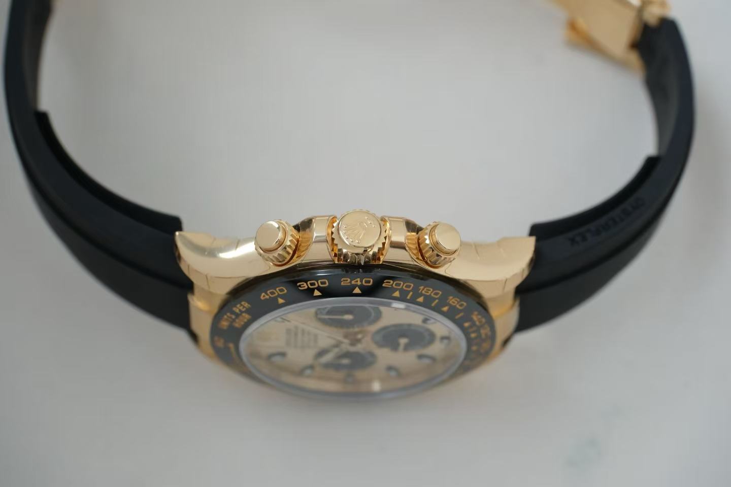 ✦ Rolex Cosmograph Daytona 40mm 18K Gold, the same model worn by Shawn Yue