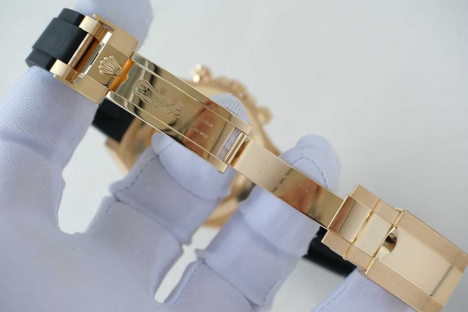 ✦ Rolex Cosmograph Daytona 40mm 18K Gold, the same model worn by Shawn Yue