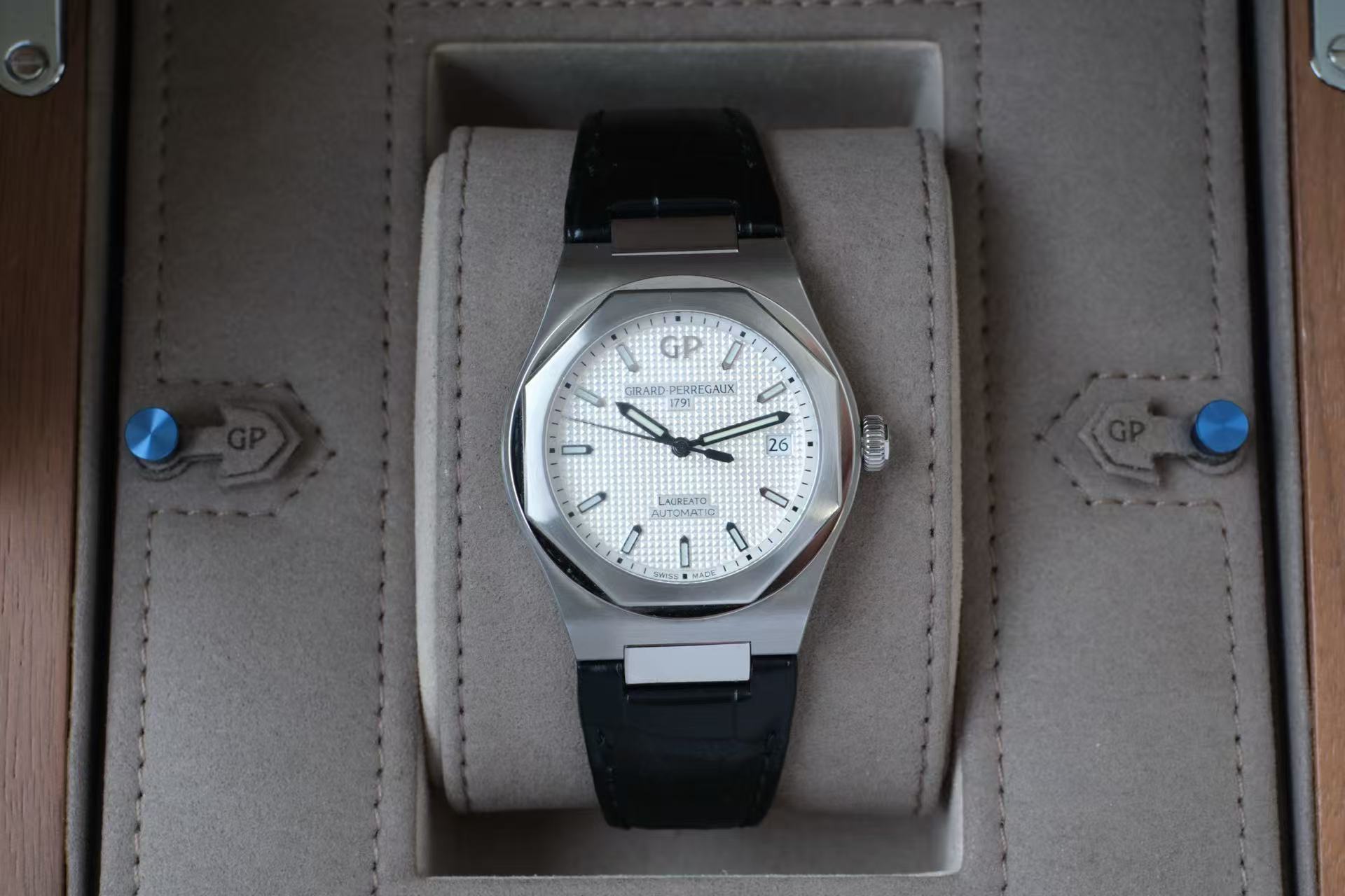 ✦ Girard-Perregaux Laurel Series 38mm Stainless Steel 81005 (2025, Excellent Condition, Full Set)