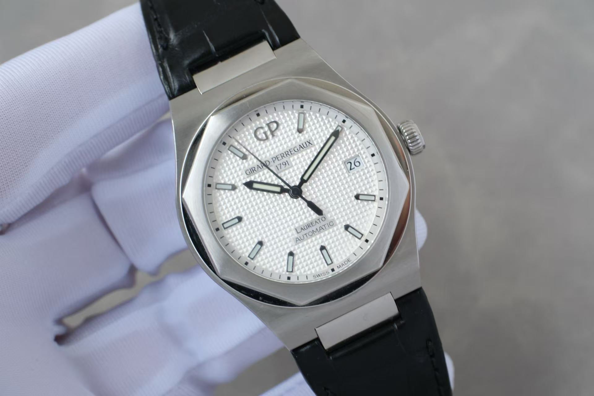 ✦ Girard-Perregaux Laurel Series 38mm Stainless Steel 81005 (2025, Excellent Condition, Full Set)