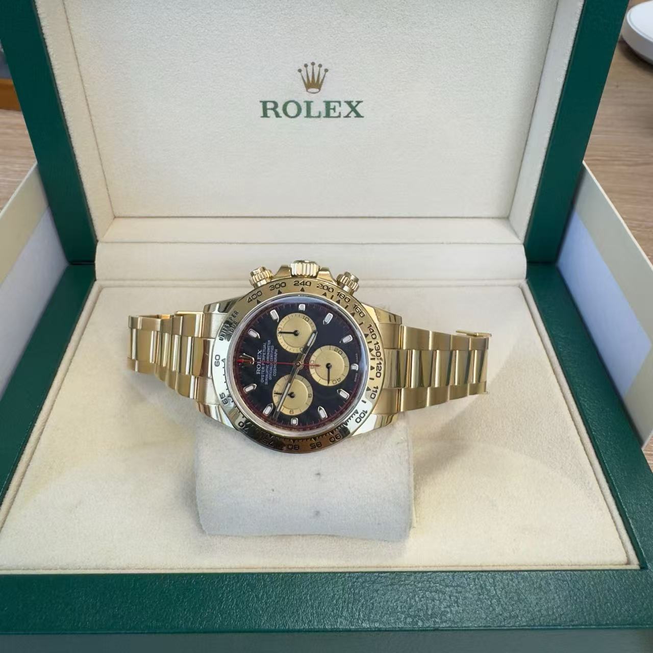 ✦ Rolex Cosmograph Daytona 40mm 18K Yellow Gold Dial Black Bezel m116508 (Complete Set, 2019)