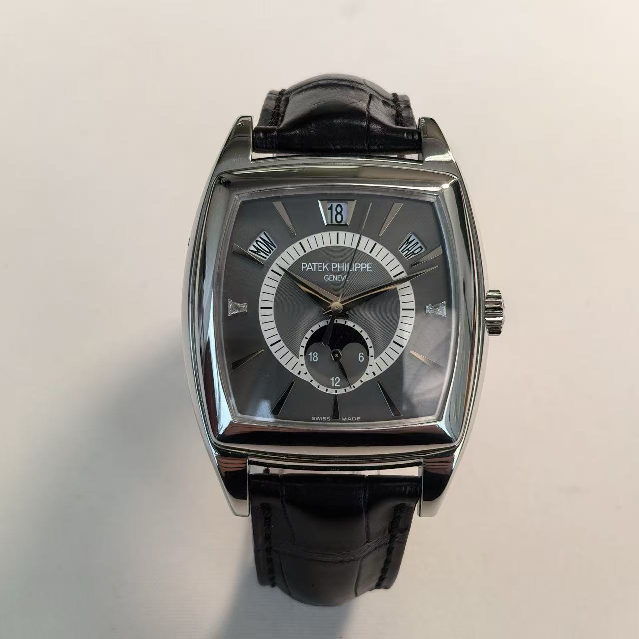 ✦ 百达翡丽 Patek Philippe 复杂功能时计系列 38x51毫米 950铂金 年历腕表 5135P-001