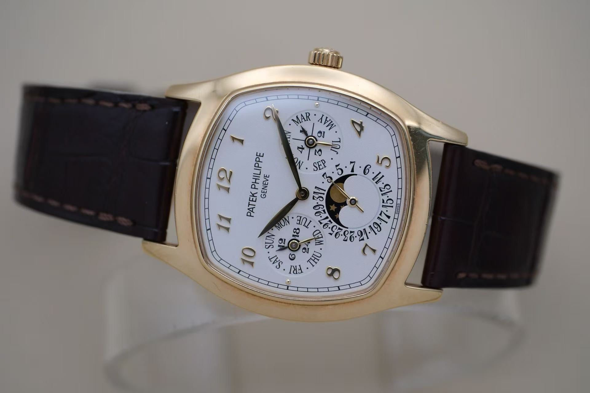 ✦ Patek Philippe Grand Complications Timepiece, 37 x 44.6 mm, 18K Gold Perpetual Calendar 5940J-001