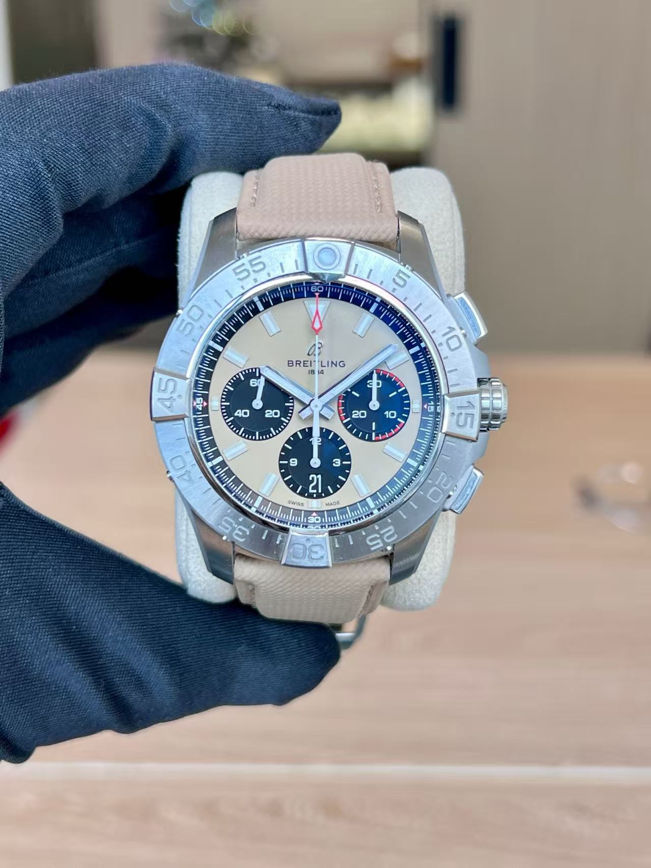 ✦ Breitling Avenger 44mm Salmon Black Eye Panda Automatic Chronograph AB0147101A1X1 (Full set in 2024/8-year official extended warranty/Dual straps)