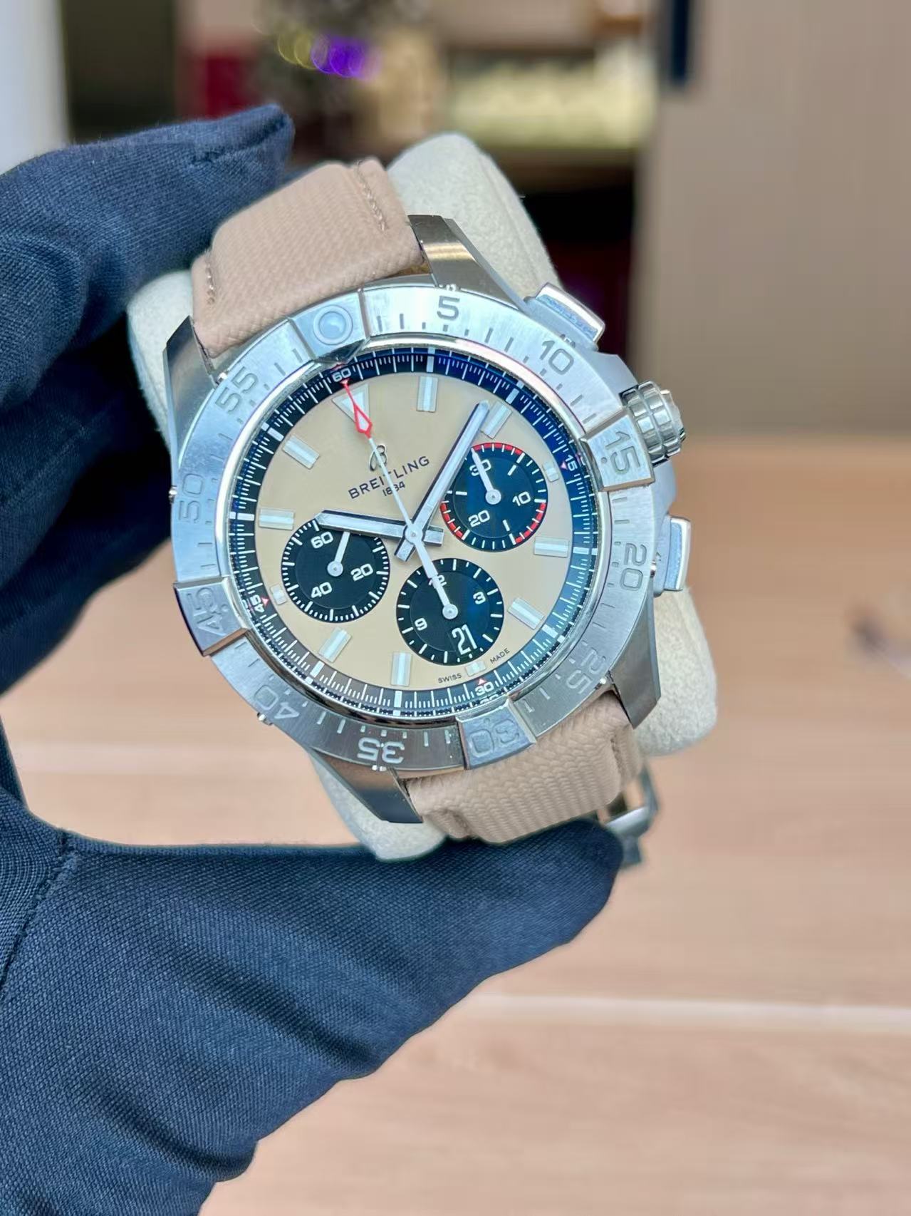 ✦ Breitling Avenger 44mm Salmon Black Eye Panda Automatic Chronograph AB0147101A1X1 (Full set in 2024/8-year official extended warranty/Dual straps)