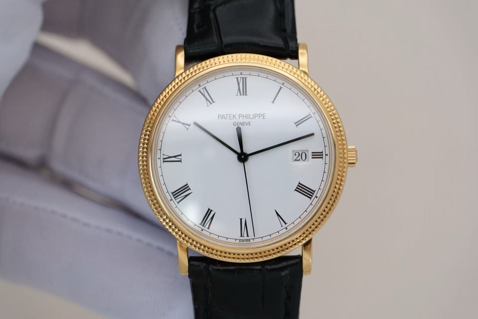 ✦ 百达翡丽 Patek Philippe 卡拉卓华 3944J 33毫米 18K黄金 巴黎钉纹 石英机芯