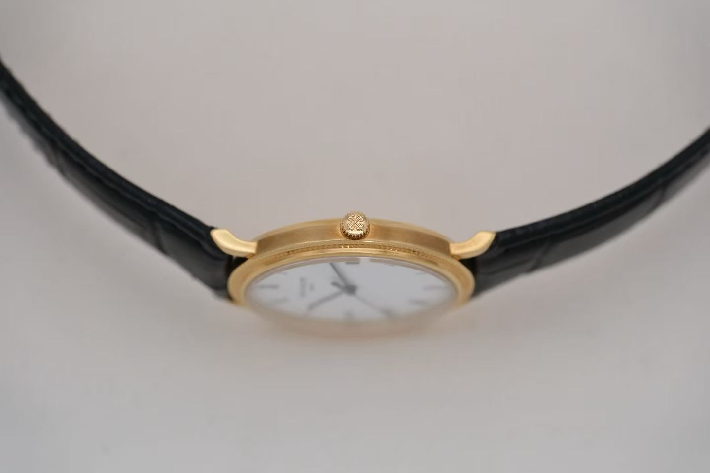 ✦ 百达翡丽 Patek Philippe 卡拉卓华 3944J 33毫米 18K黄金 巴黎钉纹 石英机芯