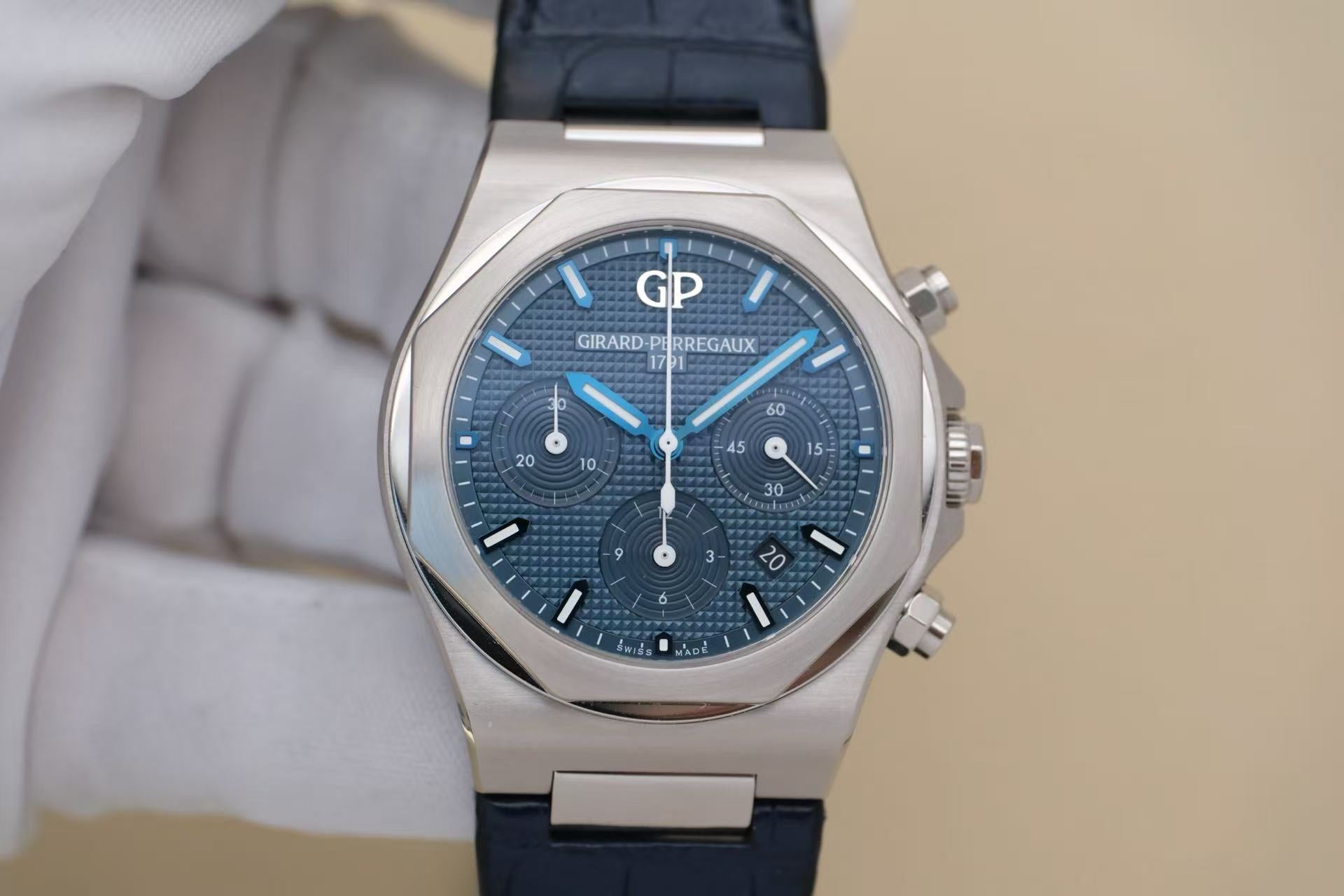 ✦ Girard-Perregaux Laureate Series 81020 42mm Stainless Steel Blue Dial Automatic Mechanical Chronograph
