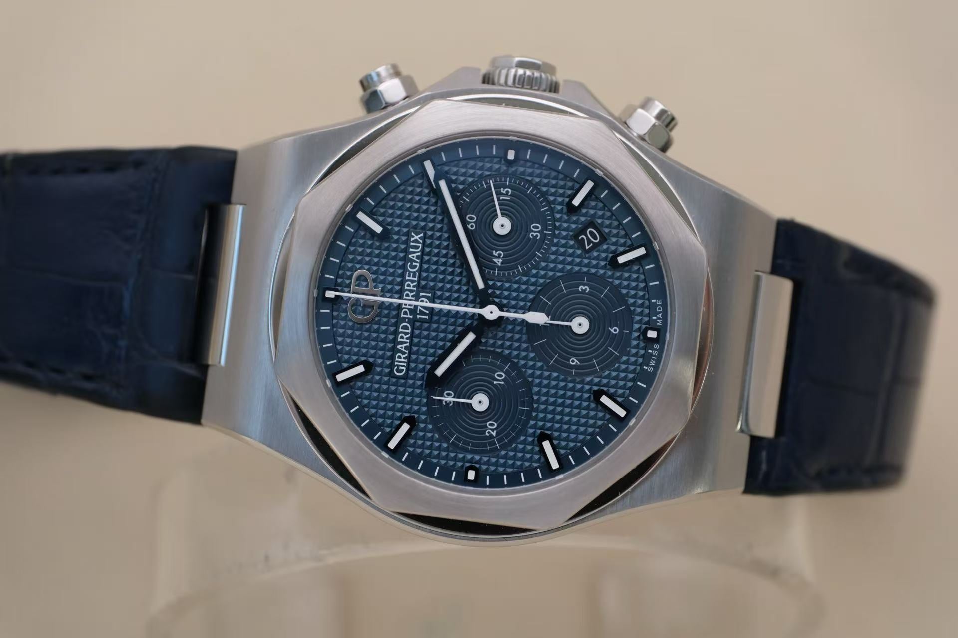 ✦ Girard-Perregaux Laureate Series 81020 42mm Stainless Steel Blue Dial Automatic Mechanical Chronograph