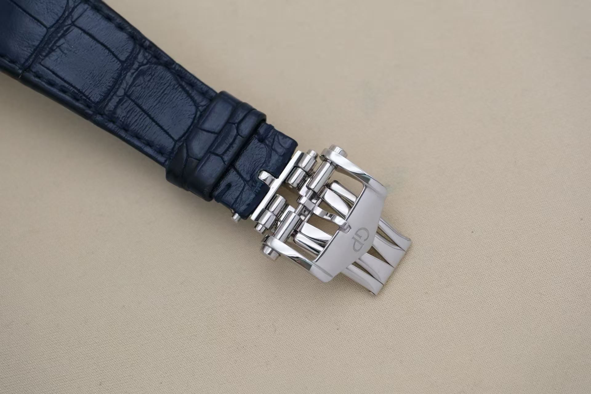 ✦ Girard-Perregaux Laureate Series 81020 42mm Stainless Steel Blue Dial Automatic Mechanical Chronograph