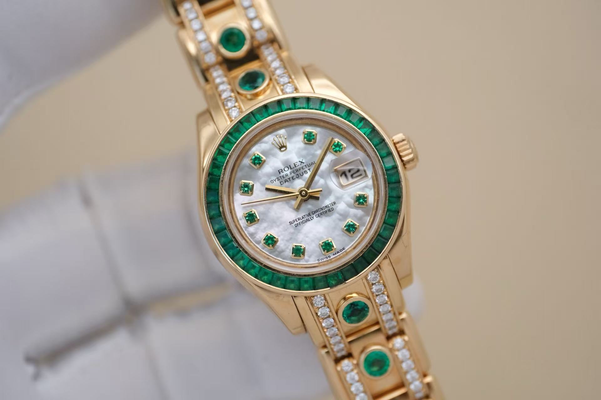 ✦ Rolex Pearlmaster 80308 29mm 18K Yellow Gold with Emerald Reflective Automatic Mechanical Watch