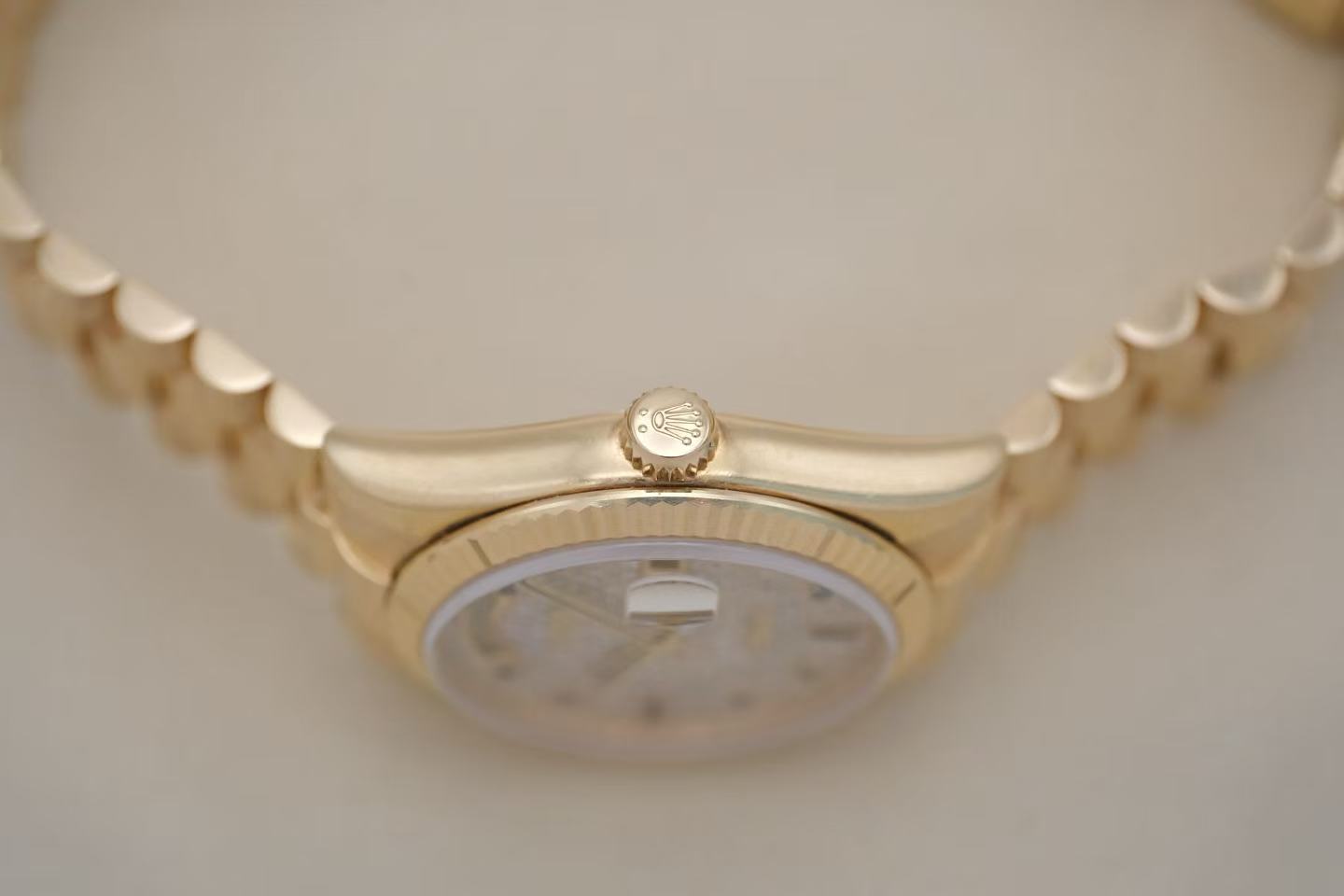 ✦ Rolex Day-Date 36 m118238 18K Gold Rare Crystal with Green and Blue Sapphire Octopus Eye