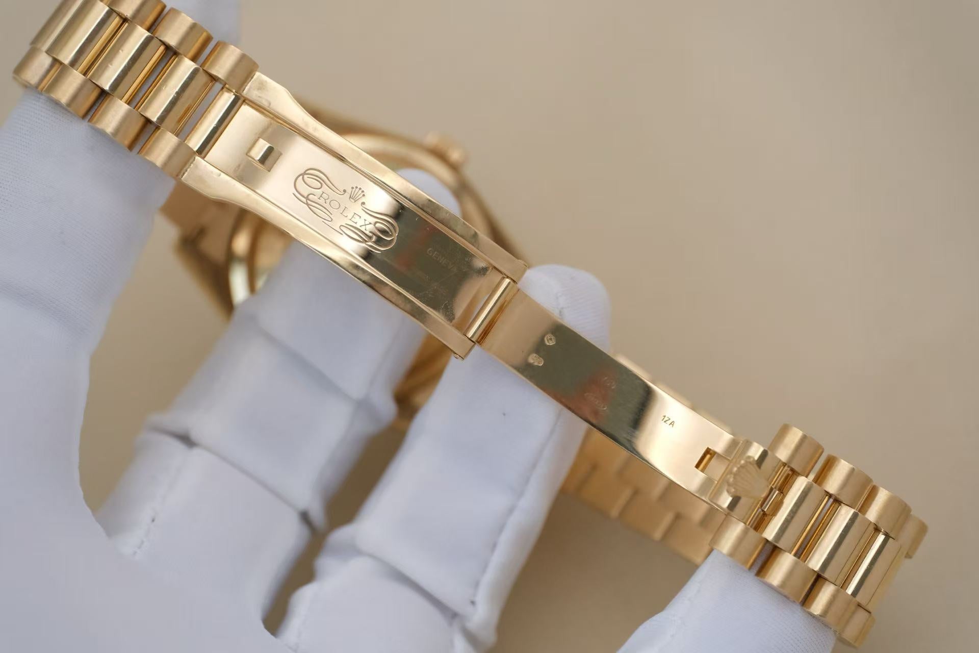 ✦ Rolex Day-Date 36 m118238 18K Gold Rare Crystal with Green and Blue Sapphire Octopus Eye