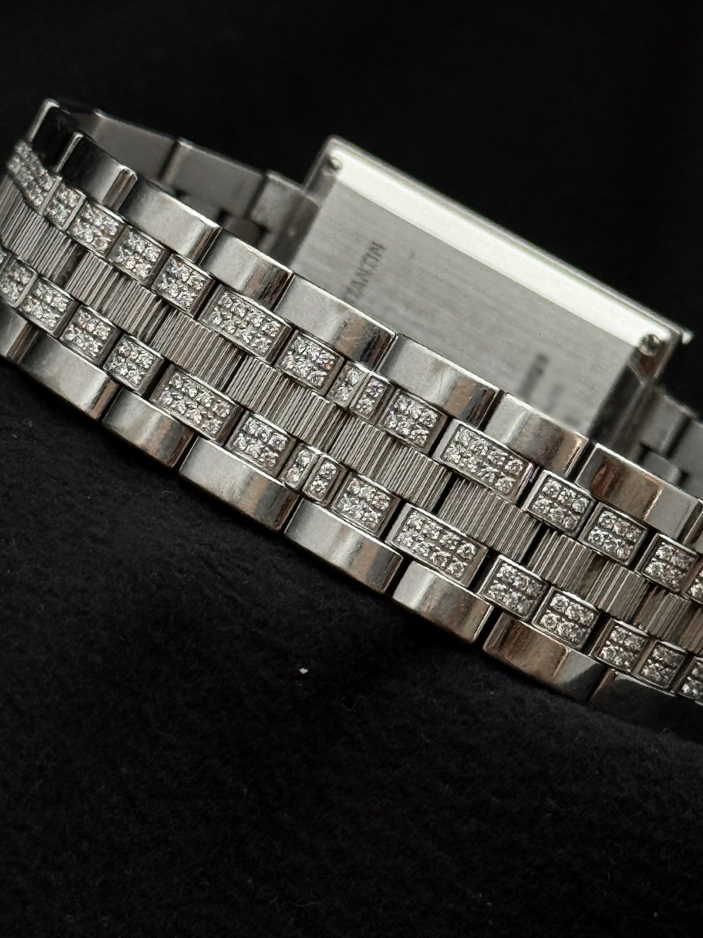 江诗丹顿 Vacheron Constantin 25591/Q03G-9760 18K白金镶钻 26x31毫米 石英女表 2015年证书