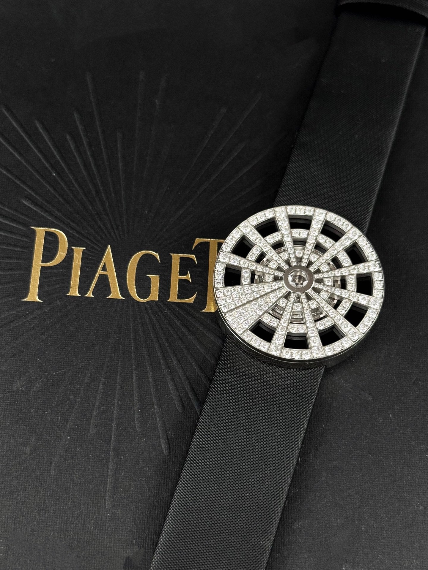 伯爵 Piaget Limelight系列 G0A33186 18K白金镶钻 30毫米 创意旋转盘面 石英女表 98新单表