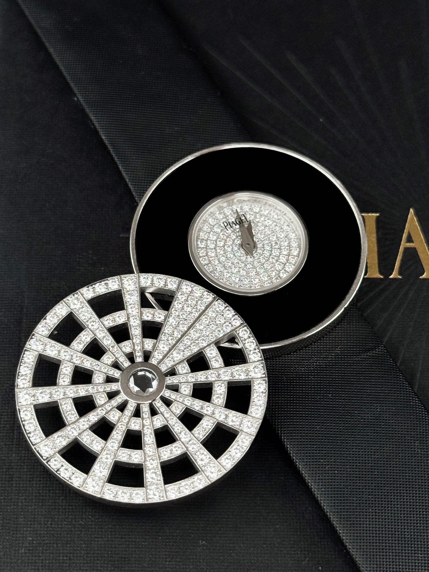 伯爵 Piaget Limelight系列 G0A33186 18K白金镶钻 30毫米 创意旋转盘面 石英女表 98新单表