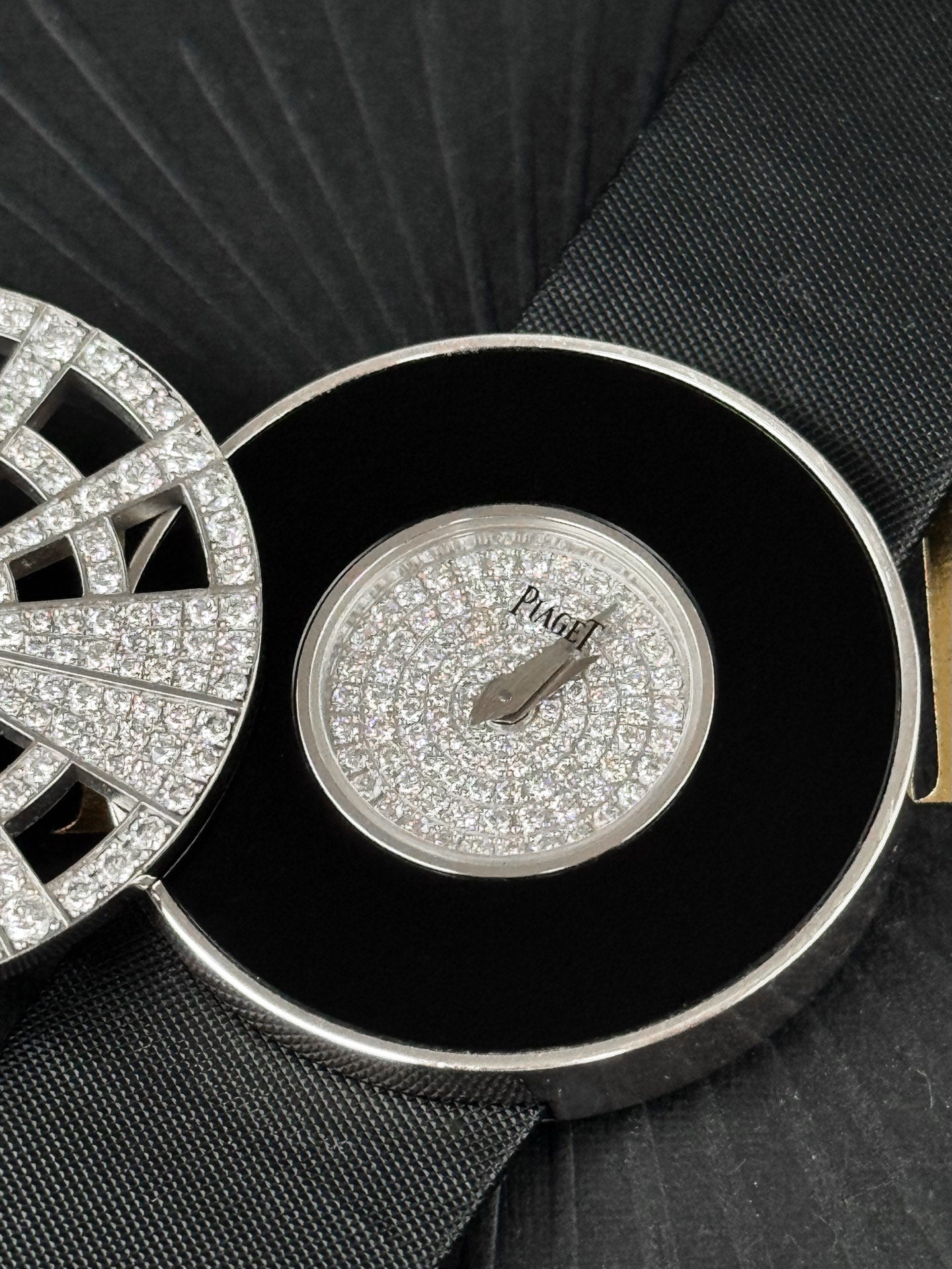 伯爵 Piaget Limelight系列 G0A33186 18K白金镶钻 30毫米 创意旋转盘面 石英女表 98新单表
