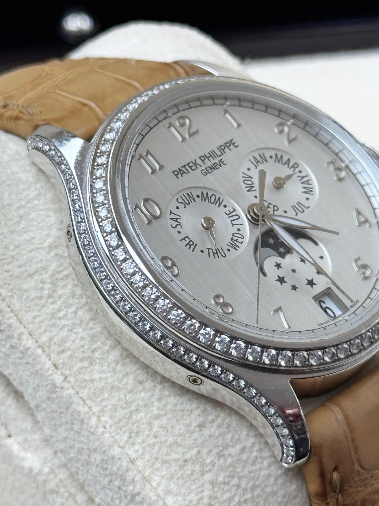 百达翡丽 Patek Philippe 复杂功能时计系列 4947G-010 18K白金镶钻 38毫米 年历月相 98新单表
