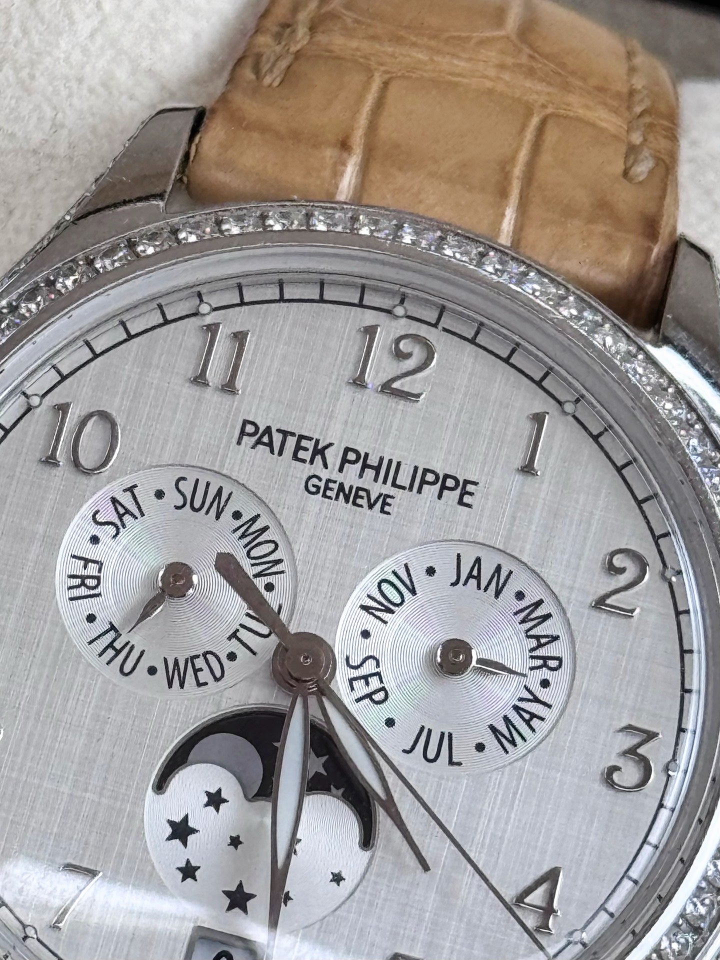 百达翡丽 Patek Philippe 复杂功能时计系列 4947G-010 18K白金镶钻 38毫米 年历月相 98新单表