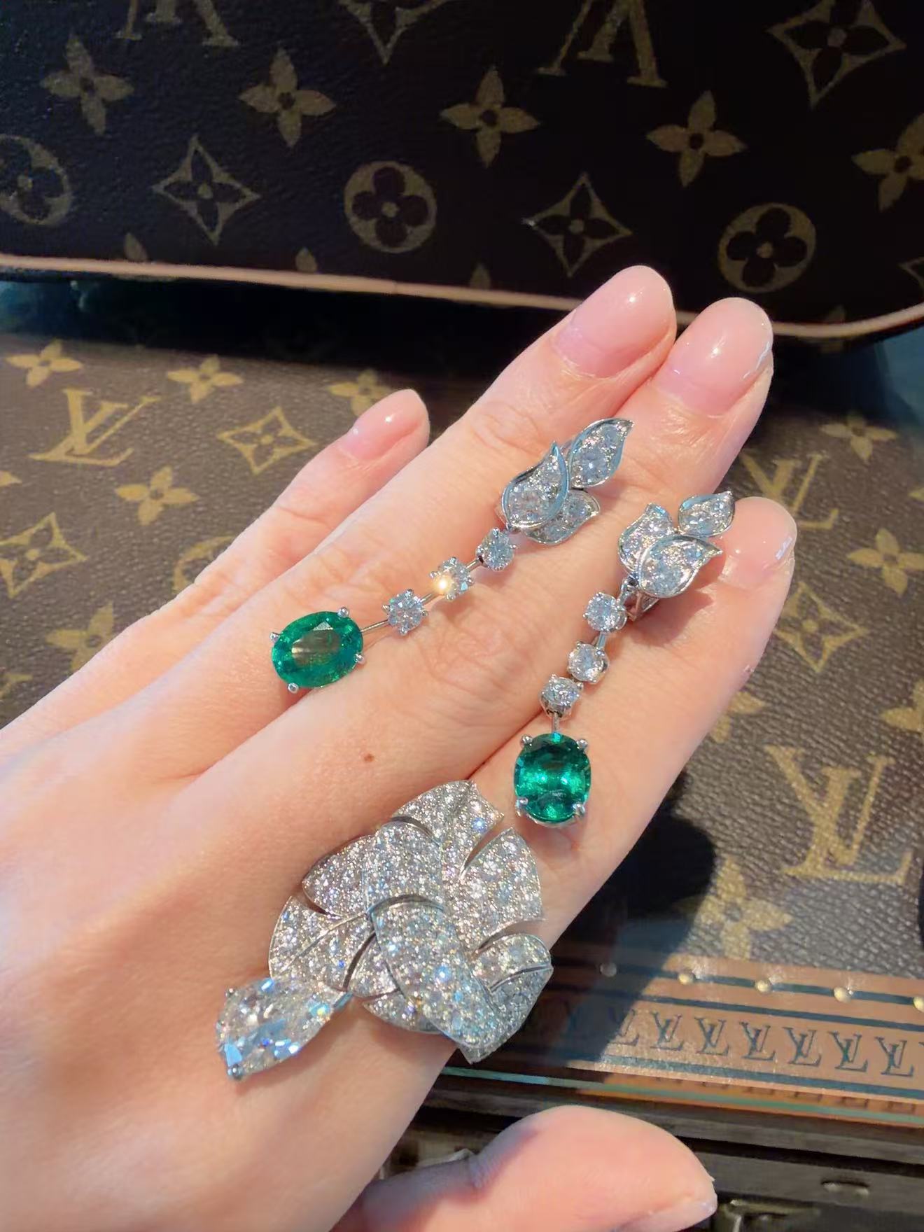 Cartier High Jewelry Collection 1.8-carat emerald earrings in 18K white gold with diamonds - exquisite condition, in stock.