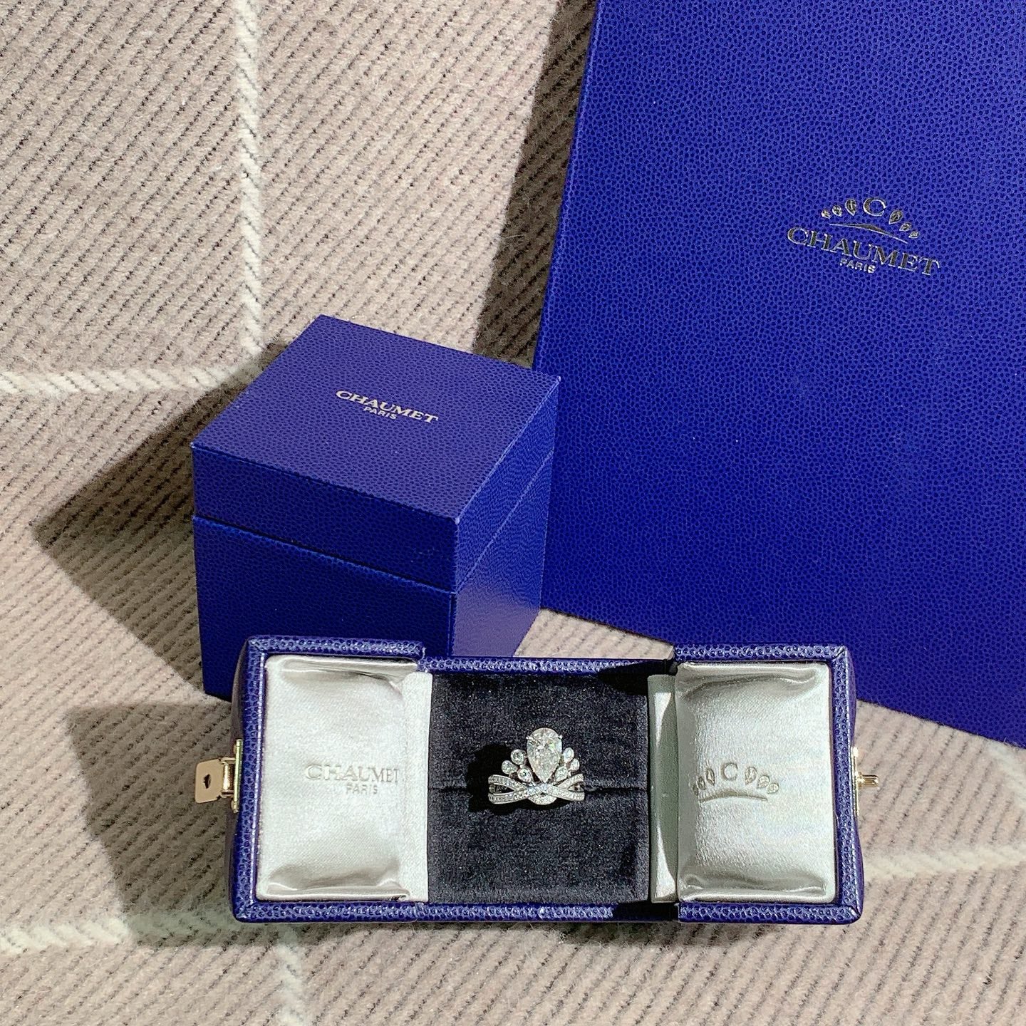 Chaumet Josephine Heron Collection 2.01-carat pear-shaped diamond ring, E color, VVS2, size 50, 2022, complete set in stock.