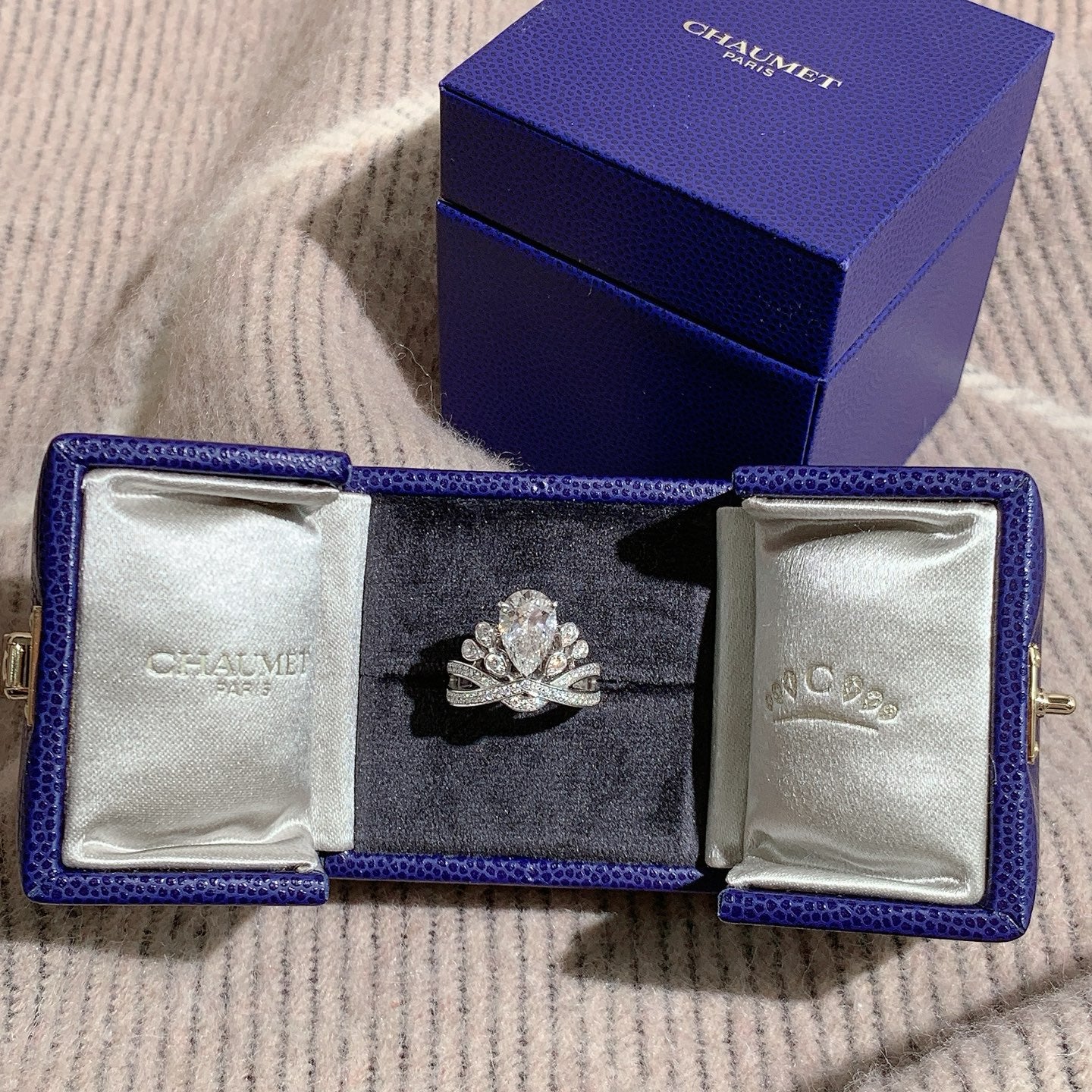 Chaumet Josephine Heron Collection 2.01-carat pear-shaped diamond ring, E color, VVS2, size 50, 2022, complete set in stock.