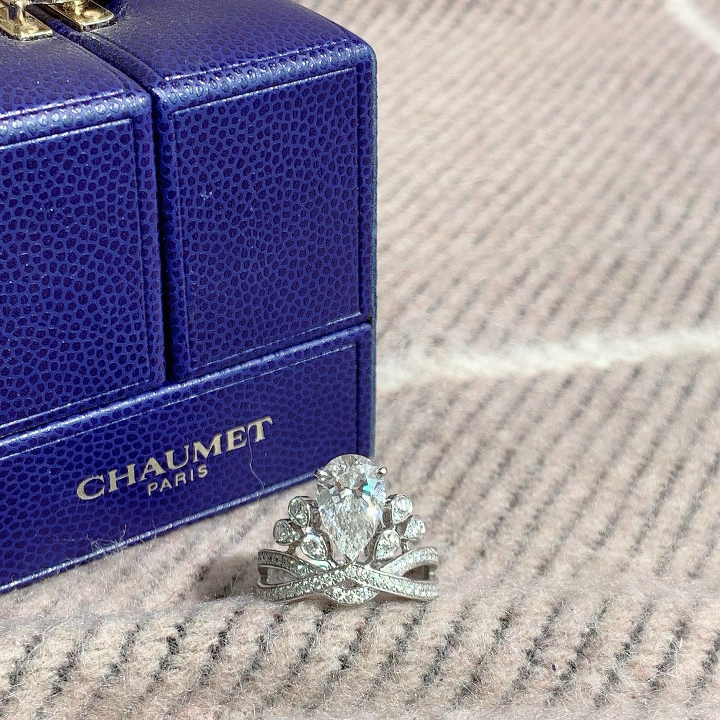 Chaumet Josephine Heron Collection 2.01-carat pear-shaped diamond ring, E color, VVS2, size 50, 2022, complete set in stock.