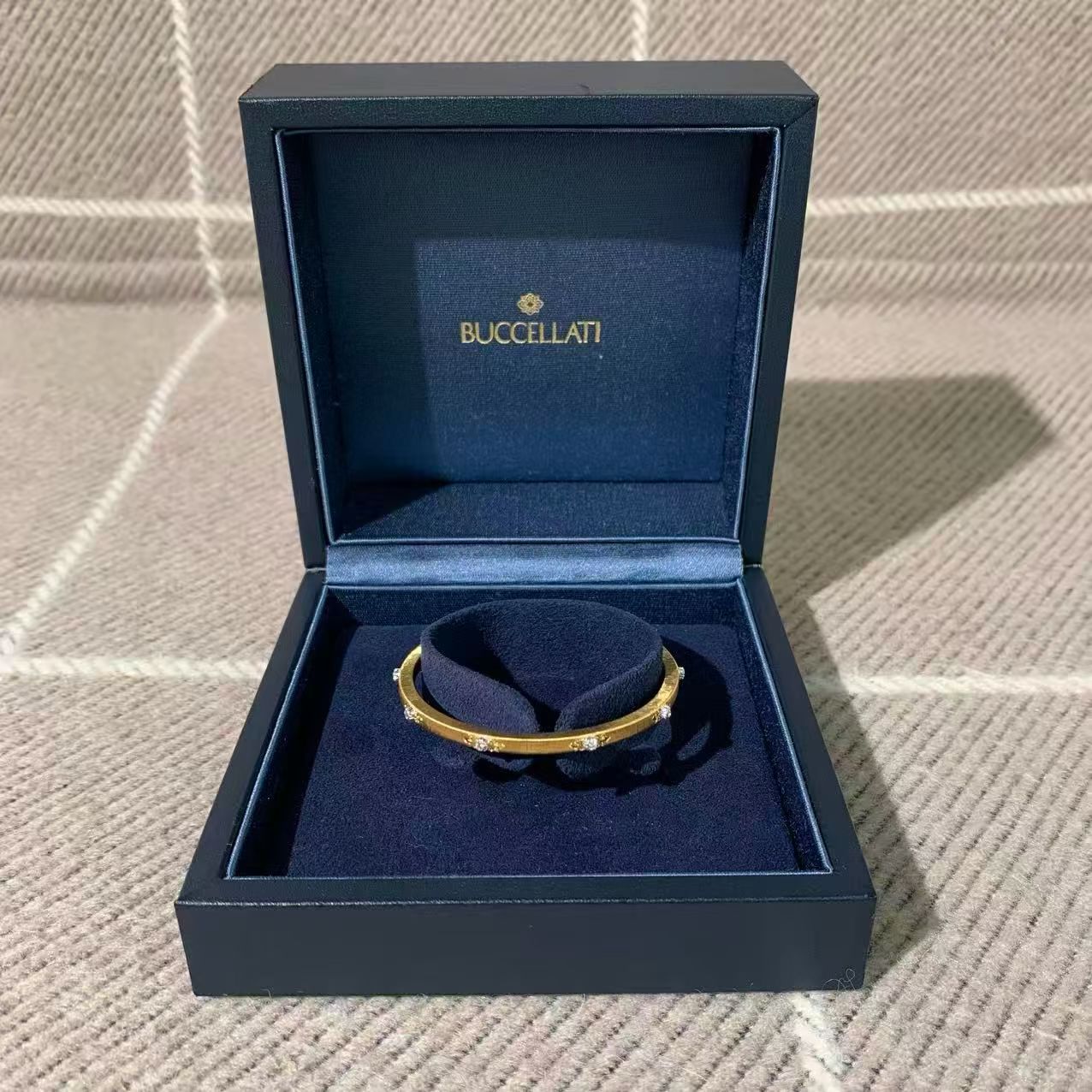 Buccellati Macri Classica 18K Gold 10-Diamond Bangle, Narrow Version, 17cm, 2022, Full Set Available Now