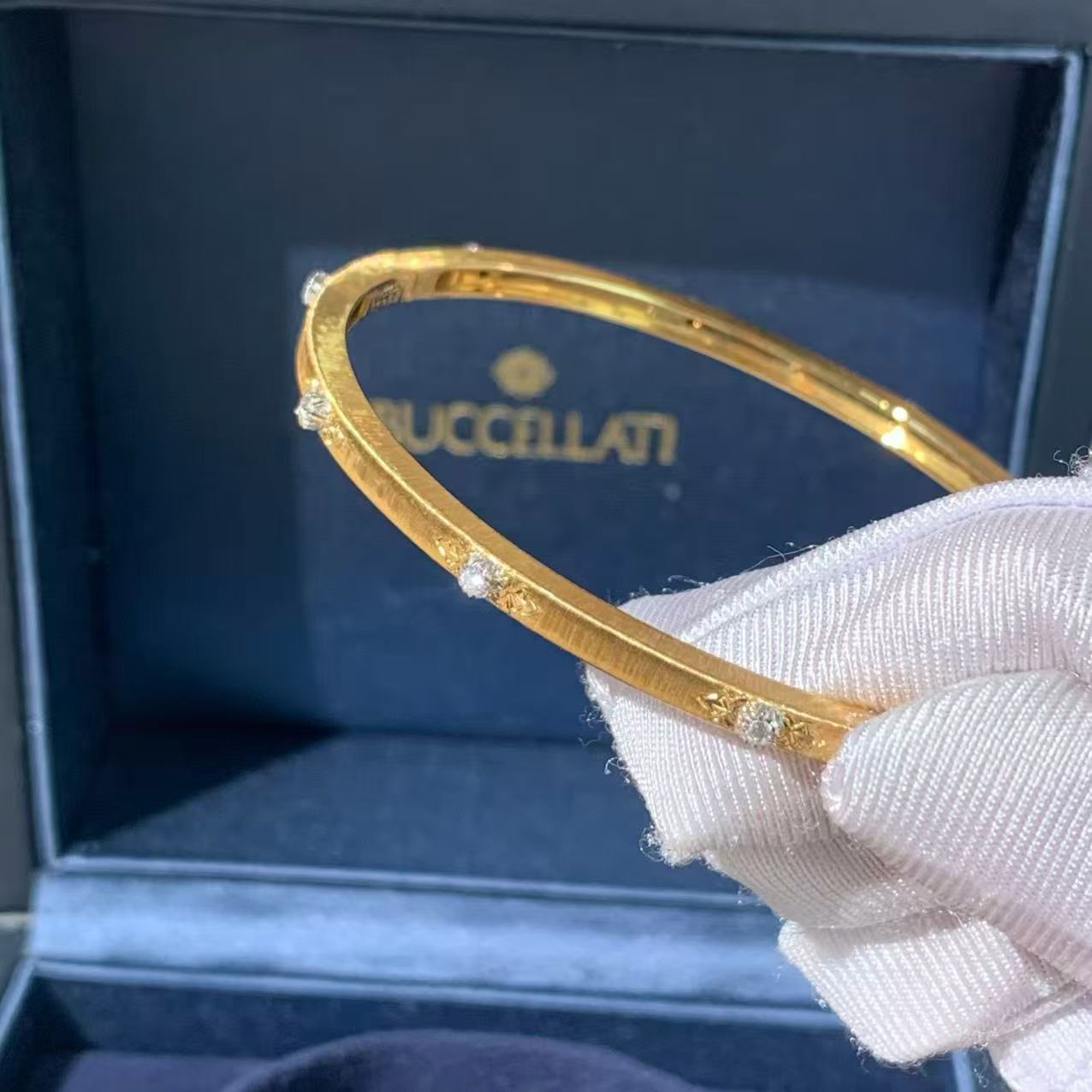 Buccellati Macri Classica 18K Gold 10-Diamond Bangle, Narrow Version, 17cm, 2022, Full Set Available Now