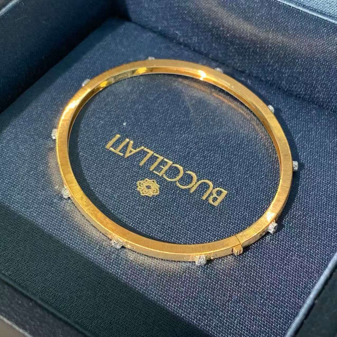 Buccellati Macri Classica 18K Gold 10-Diamond Bangle, Narrow Version, 17cm, 2022, Full Set Available Now