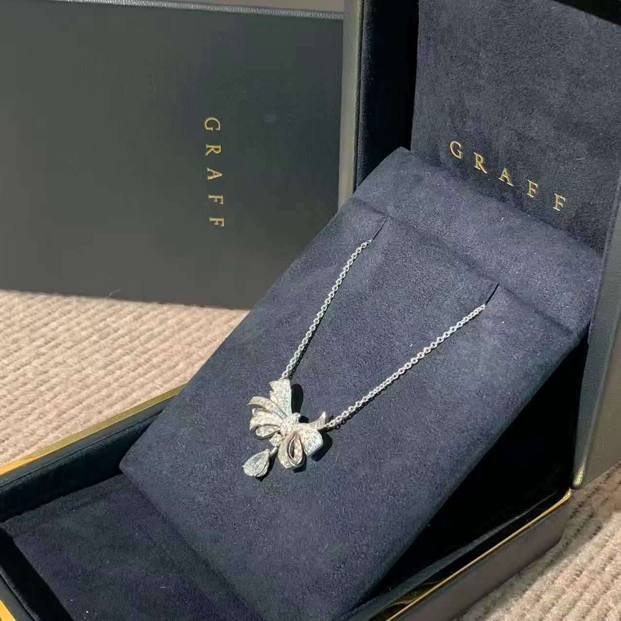 Graff Tilda's Bow Collection 18K White Gold Full Diamond Bow Necklace, 0.7-carat teardrop-shaped main diamond, 2023 complete set.