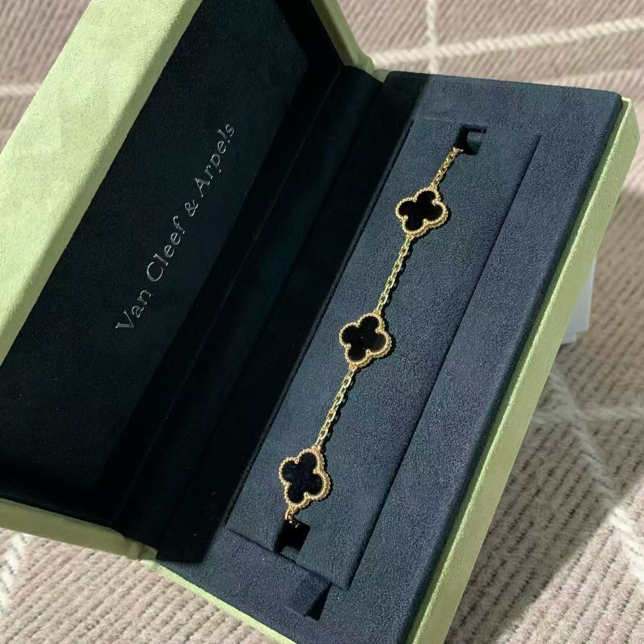 VCA Vintage Alhambra Black Onyx Five-Flower Bracelet in 18K Gold, 2023 Complete Set, Premium Quality, In Stock