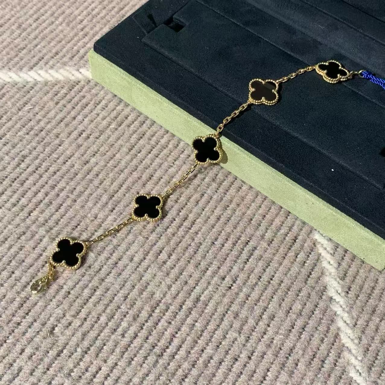 VCA Vintage Alhambra Black Onyx Five-Flower Bracelet in 18K Gold, 2023 Complete Set, Premium Quality, In Stock