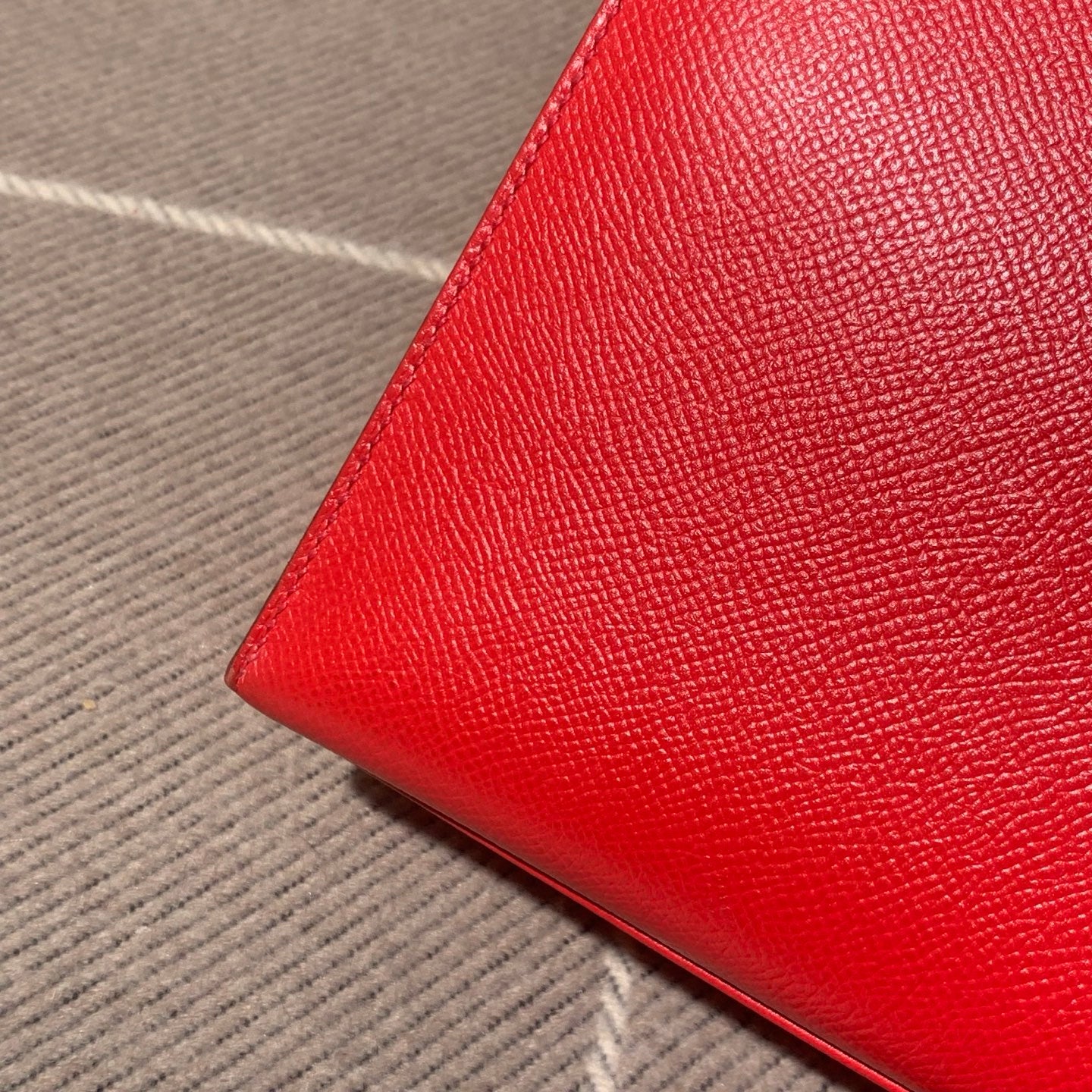 ✦ Hermès Kelly 28 bag, classic red Epsom leather, gold hardware with Q engraving (perfect complete set)